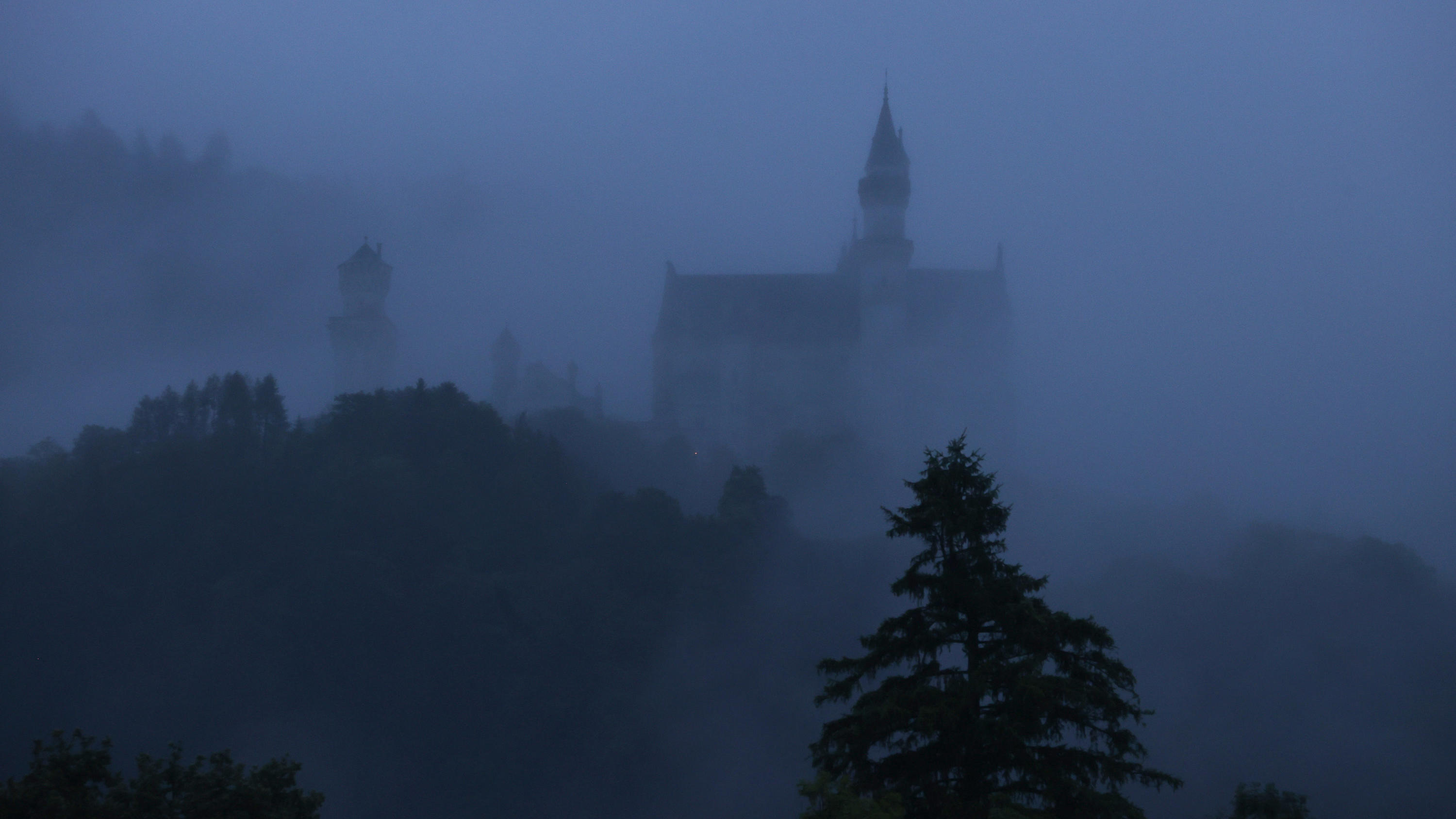 Heftige Unwetter in Niederbayern - viel Regen auch im Norden Schloss Neuschwanstein im Regen.