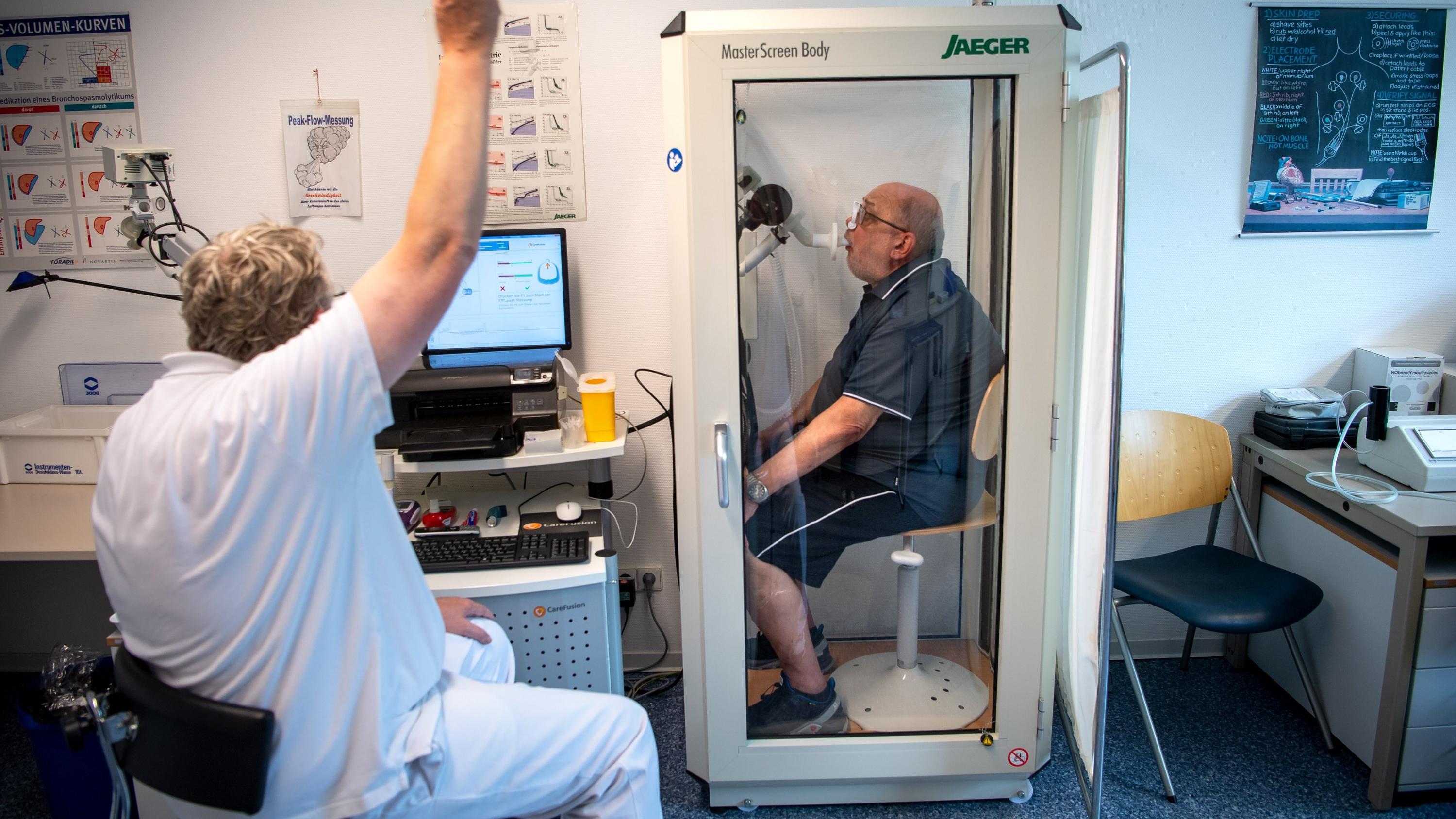 Long Covid: Deutsche Ärzte aus Erlangen heilen erstmals vier (!) Patienten Ein Long-Covid-Patient wird in einer Klinik behandelt.