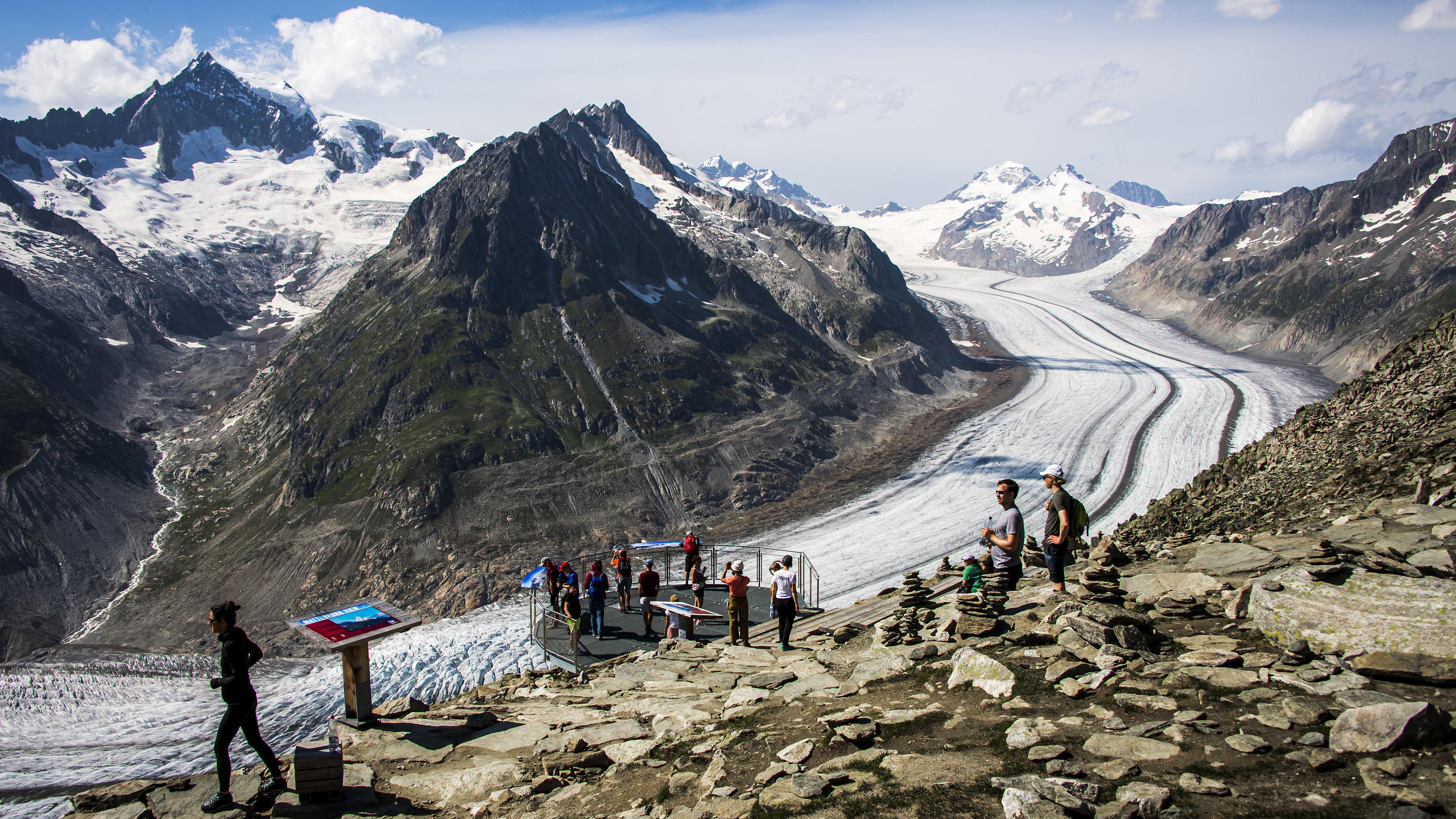 Selbst ein mieser Sommer hilft den Gletschern in den Alpen nicht 16.08.2021, Schweiz, Fiesch: Menschen beobachten den Aletschgletscher vom Aussichtspunkt Eggishorn oberhalb von Fiesch.