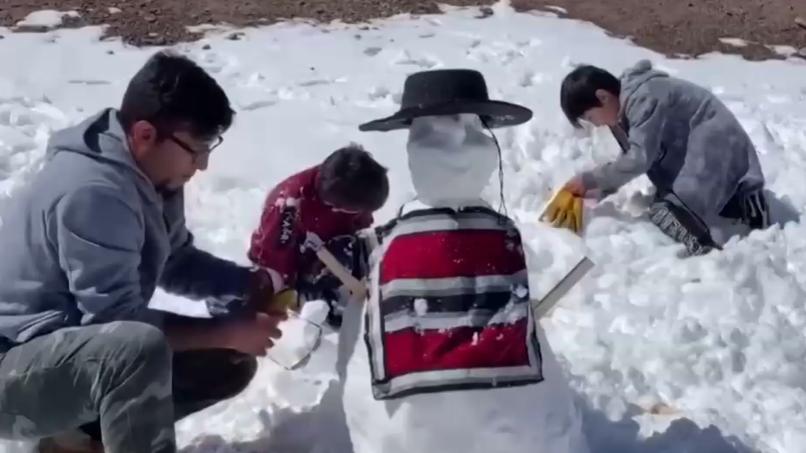 Verrückte Bilder: Schnee in der trockensten Wüste der Erde Schnee in der Atacama: Endlich wieder ein Schneemann - natürlich mit Poncho