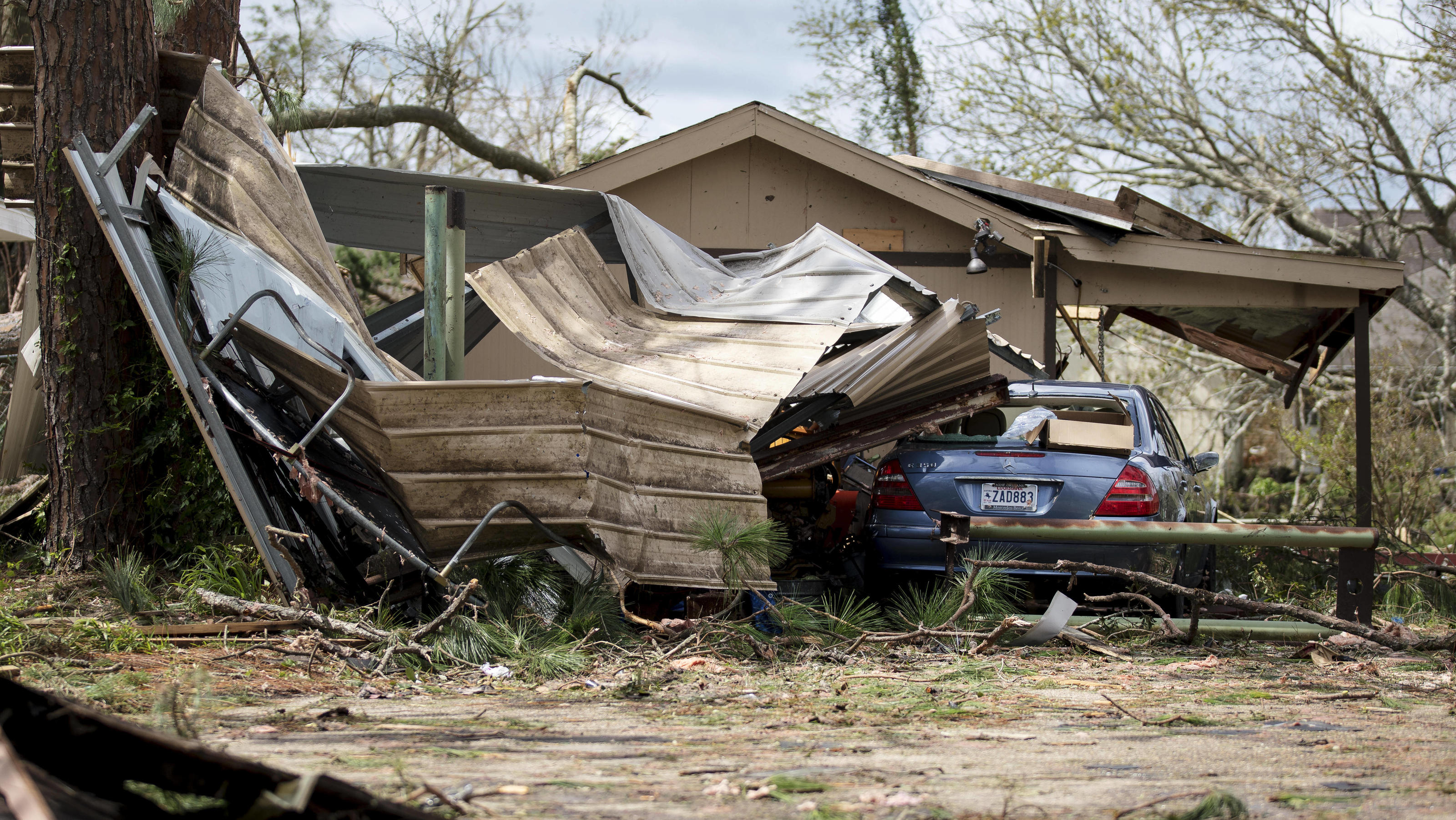 Nächste Woche zieht der ehemalige Hurrikan IDA auf Europa zu 210831 -- HOUMA, Aug. 31, 2021 -- A car is seen among debris after Hurricane Ida hit Houma, Louisiana, the United States, Aug. 30, 2021. With stranded people waiting for rescue on damaged roofs, flooded roads blocked by downed trees and power lines,