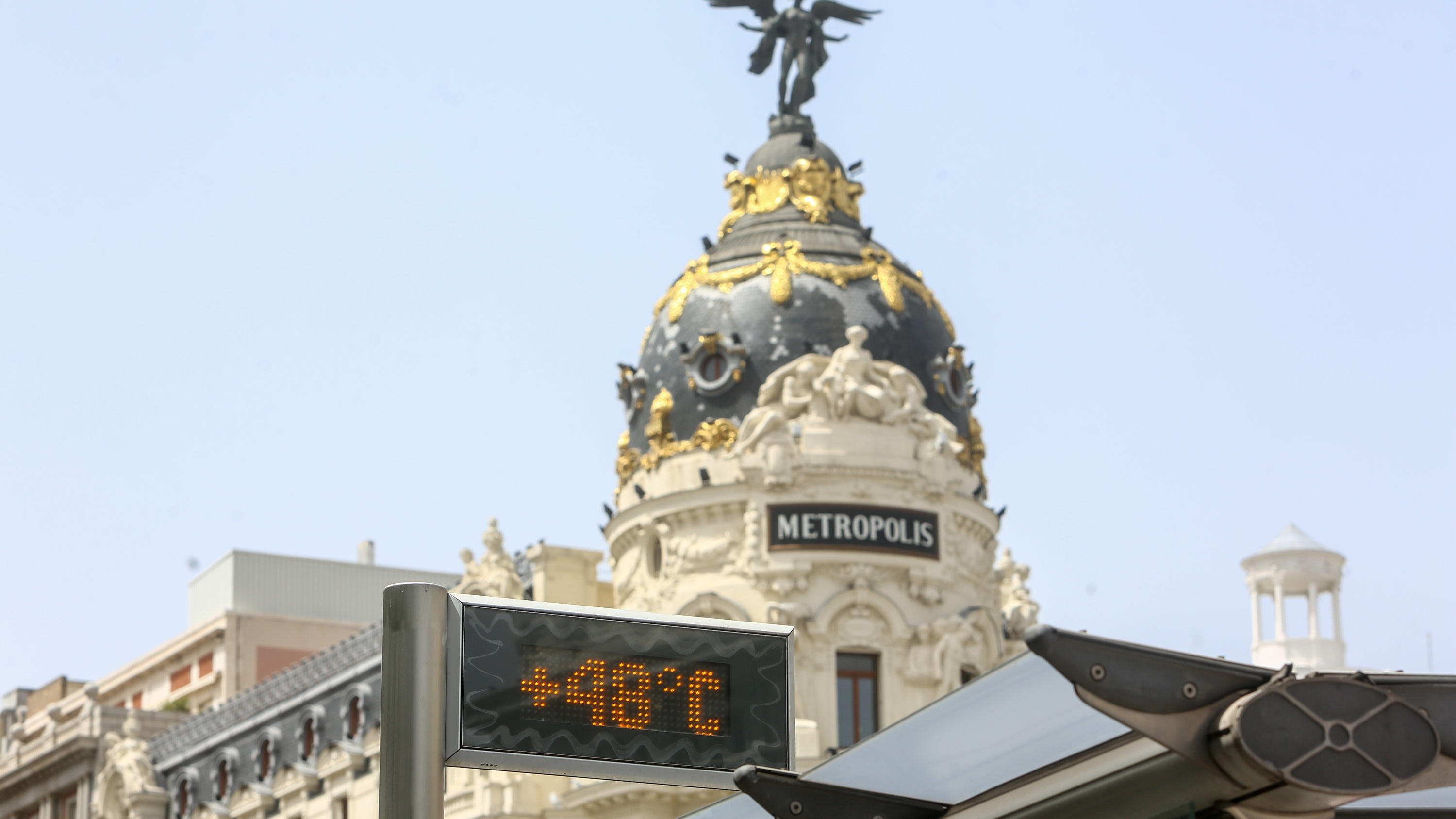 Sommer 2021 ist heißester Sommer seit Beginn der Beobachtungen 11.08.2021, Spanien, Madrid: Ein Thermometer an einer Bushaltestelle in der Gran Via von Madrid zeigt 48ºC an. Spanien und Portugal müssen sich in den kommenden Tagen auf Temperaturen von über 40 Grad Celsius einstellen, da eine heiße, trockene Luftm