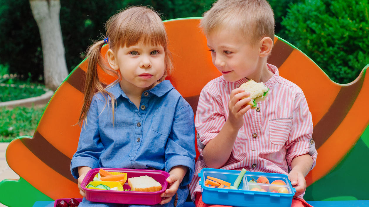 Was auf keinen Fall in die Kinder-Lunchbox gehört Gerade kleine Kinder verschlucken sich schnell an hartem Gemüse, Nüssen und Co.