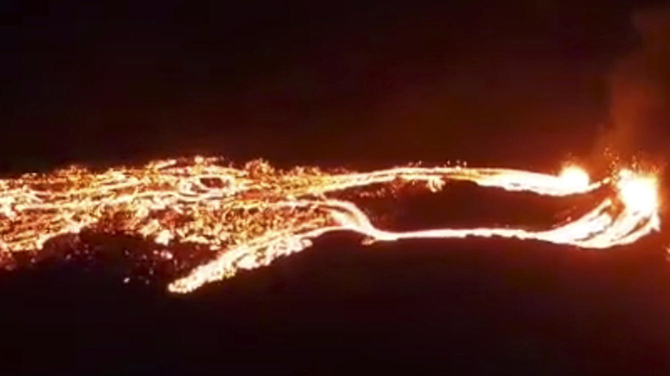 Island: Vulkan Fagradalsfjall ist erneut ausgebrochen und spuckt Lava und Asche Dieses vom isländischen Met Office zur Verfügung gestellte Foto zeigt eine Eruption des Vulkans Fagradalsfjall auf der Reykjanes-Halbinsel im Südwesten Islands unweit der Hauptstadt Reykjavik. Foto: -/Icelandic Met Offi