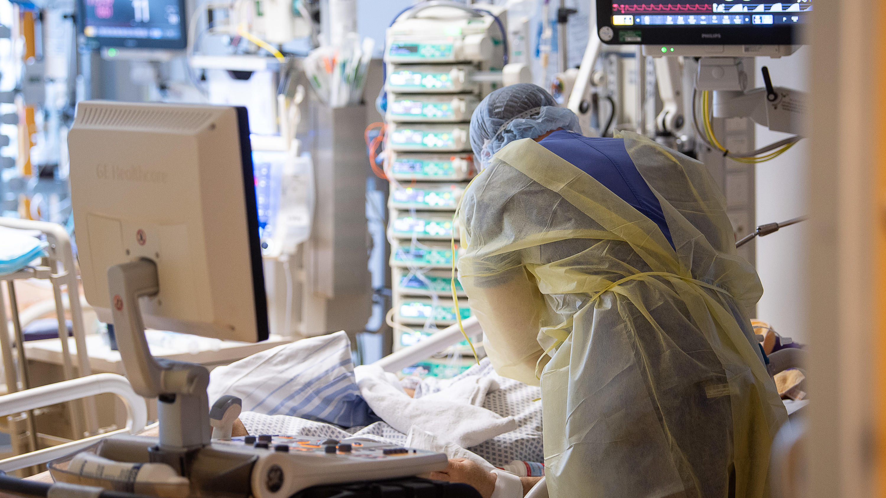 Studie: Immer mehr Covid-Genesene klagen über Gedächtnisprobleme ARCHIV - 08.01.2021, Baden-Württemberg, Ludwigsburg: Ein Intensivpfleger arbeitet auf einer Intensivstation des RKH Klinikum Ludwigsburg an einem Covid-19-Patient. (zu dpa: