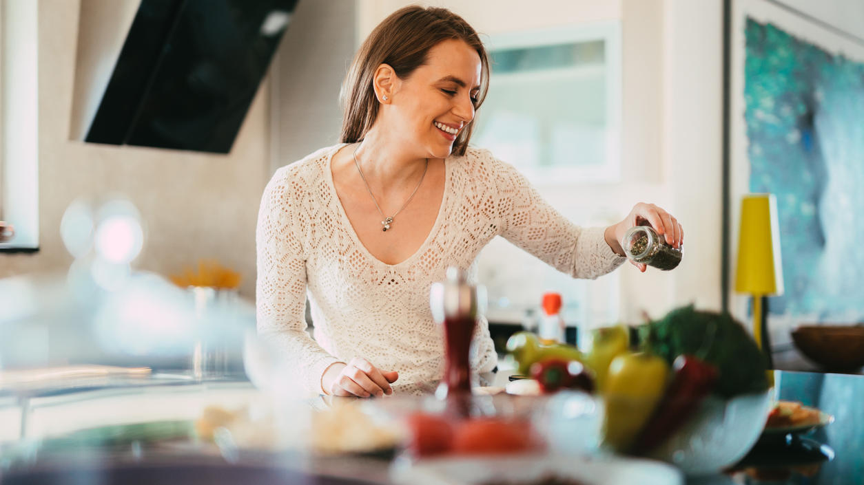 3 Life Hacks für die Küche: Wo Sie Gewürze nie lagern sollten Die richtige Organisation der Küche kann einem viel Ärger ersparen.