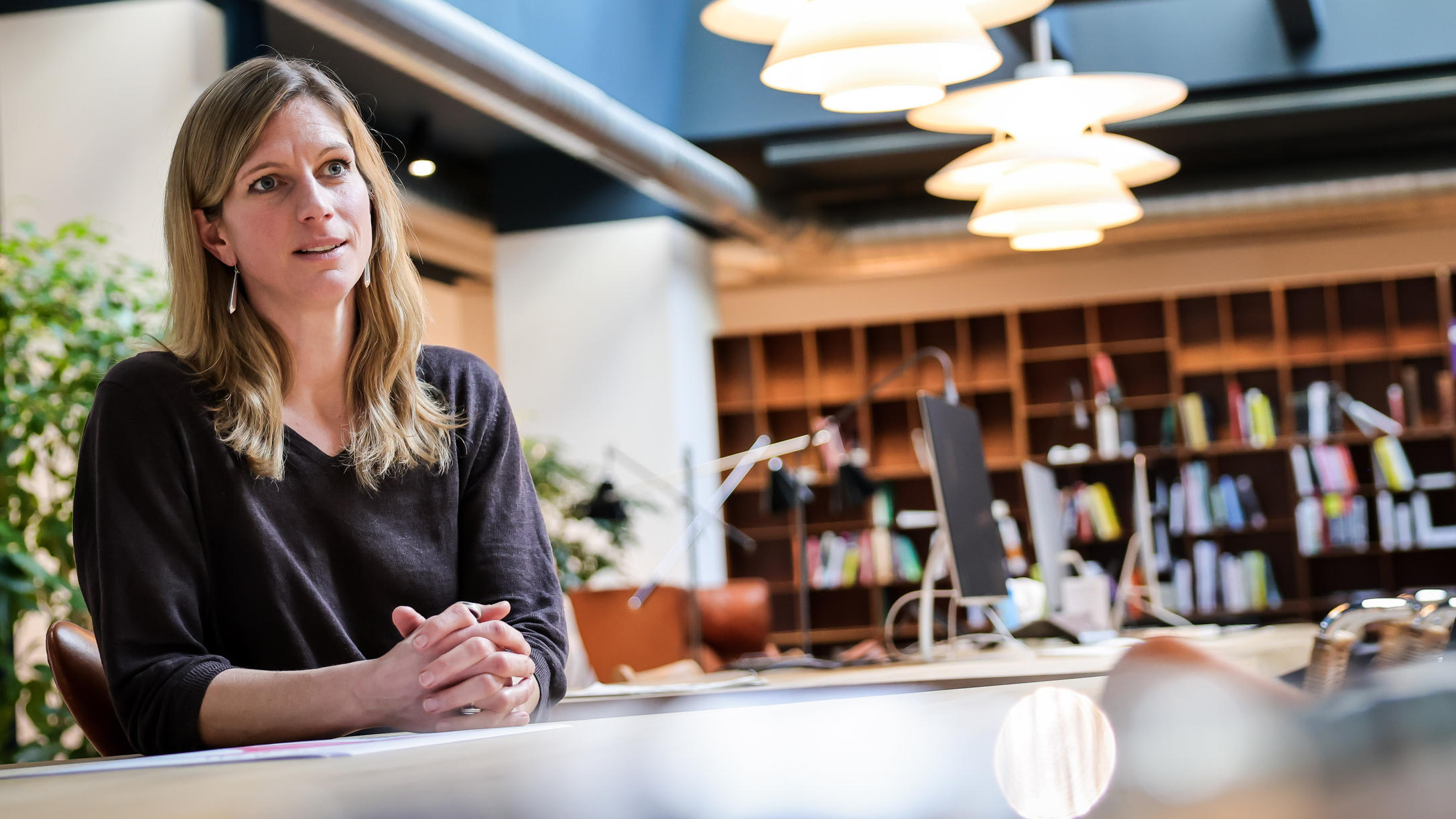 Prof. Dr. Maja Göpel: Maja Göpel, Politökonomin, verschränkt bei einem Fototermin in der Denkfabrik «The New Institute» die Hände. Göpel plädiert für eine radikale Wende hin zu nachhaltigem Wirtschaften. (zu dpa «Maja Göpel findet Corona-Krise «pillepalle» gegen Klimawand