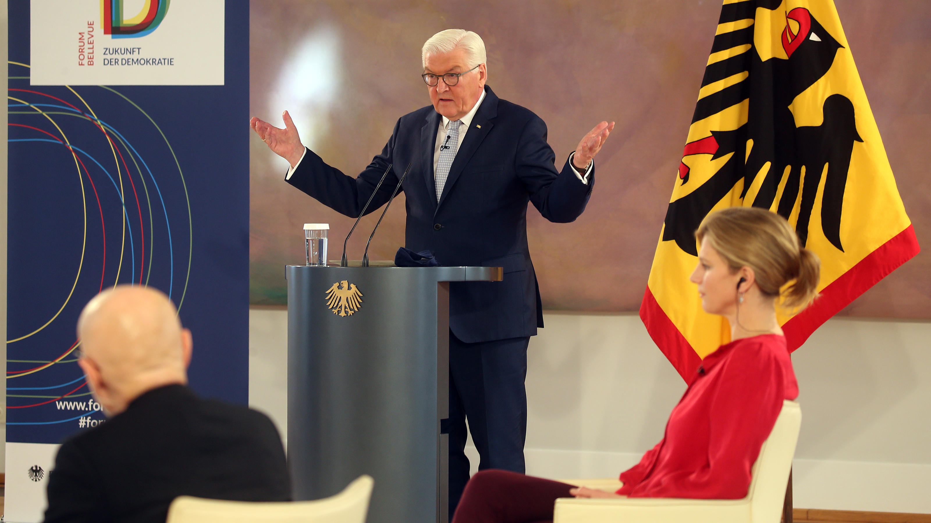 Prof. Dr. Maja Göpel: Bundespräsident Frank-Walter Steinmeier (M) lädt zur Veranstaltung in der Reihe «Forum Bellevue zur Zukunft der Demokratie» in seinen Amtssitz Schloss Bellevue und hält eine Ansprache, die in einem Livestream übertragen wird und diskutiert unter ande