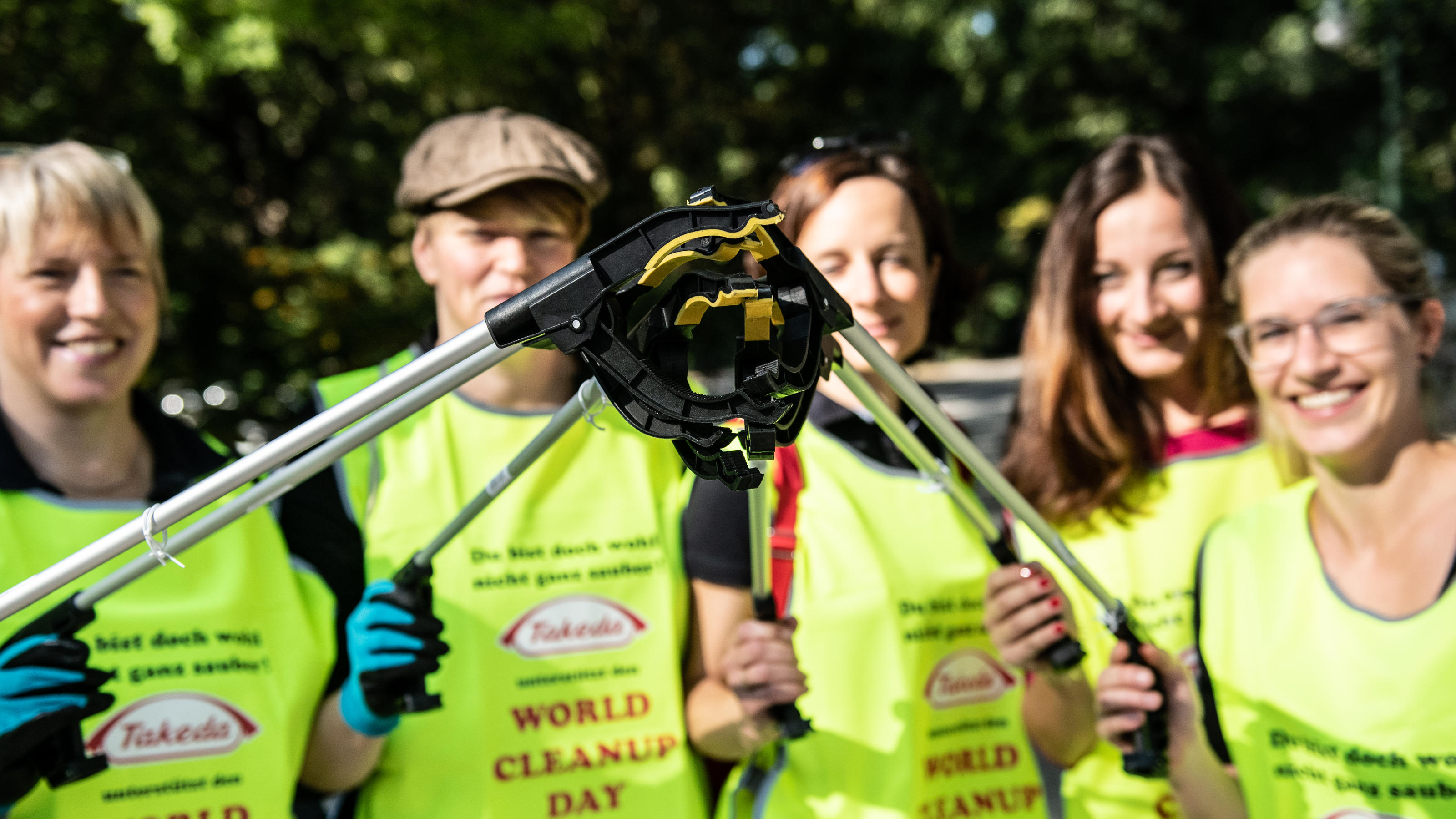 World Cleanup Day am 18. September 2021 Helfen Sie mit! 15.09.2018, Berlin: Teilnehmer am World Cleanup Day zeigen vor dem Start der Reinigungsaktion im Treptower Park ihre Müllzangen. Zahlreiche Menschen waren dem Aufruf von Net Impact, einem weltweiten Zusammenschluss von Studierenden und Fachleuten, di