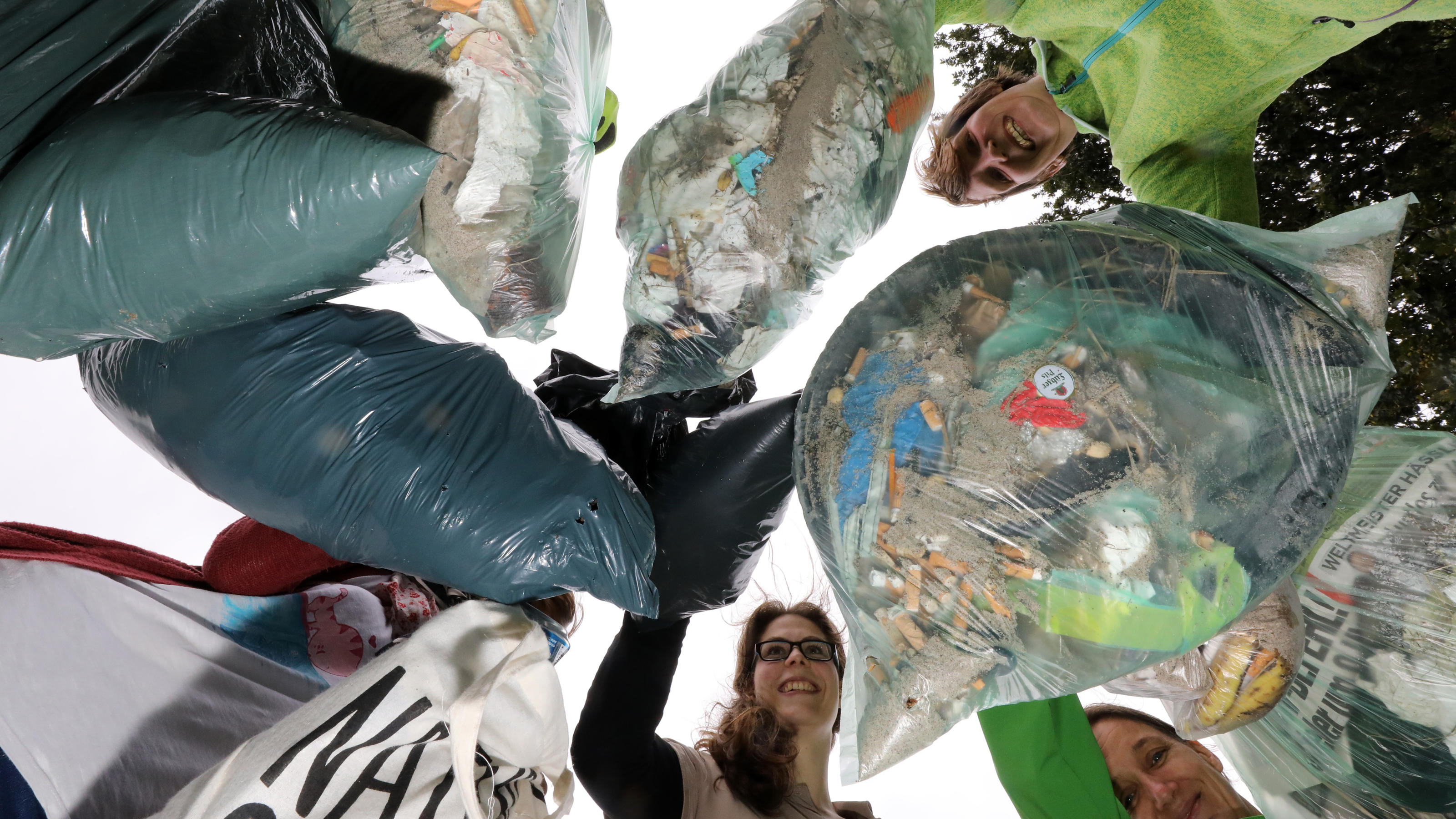 World Cleanup Day am 18. September 2021 Helfen Sie mit! 15.09.2018, Mecklenburg-Vorpommern, Kühlungsborn: Teilnehmer einer Müllsammelaktion am Ostseestrand zeigen ihre gefüllten Abfallsäcke. Mehrere Organisationen haben am International Coastal Cleanup Day zu Sammelaktionen an verschiedenen Orten aufgeruf