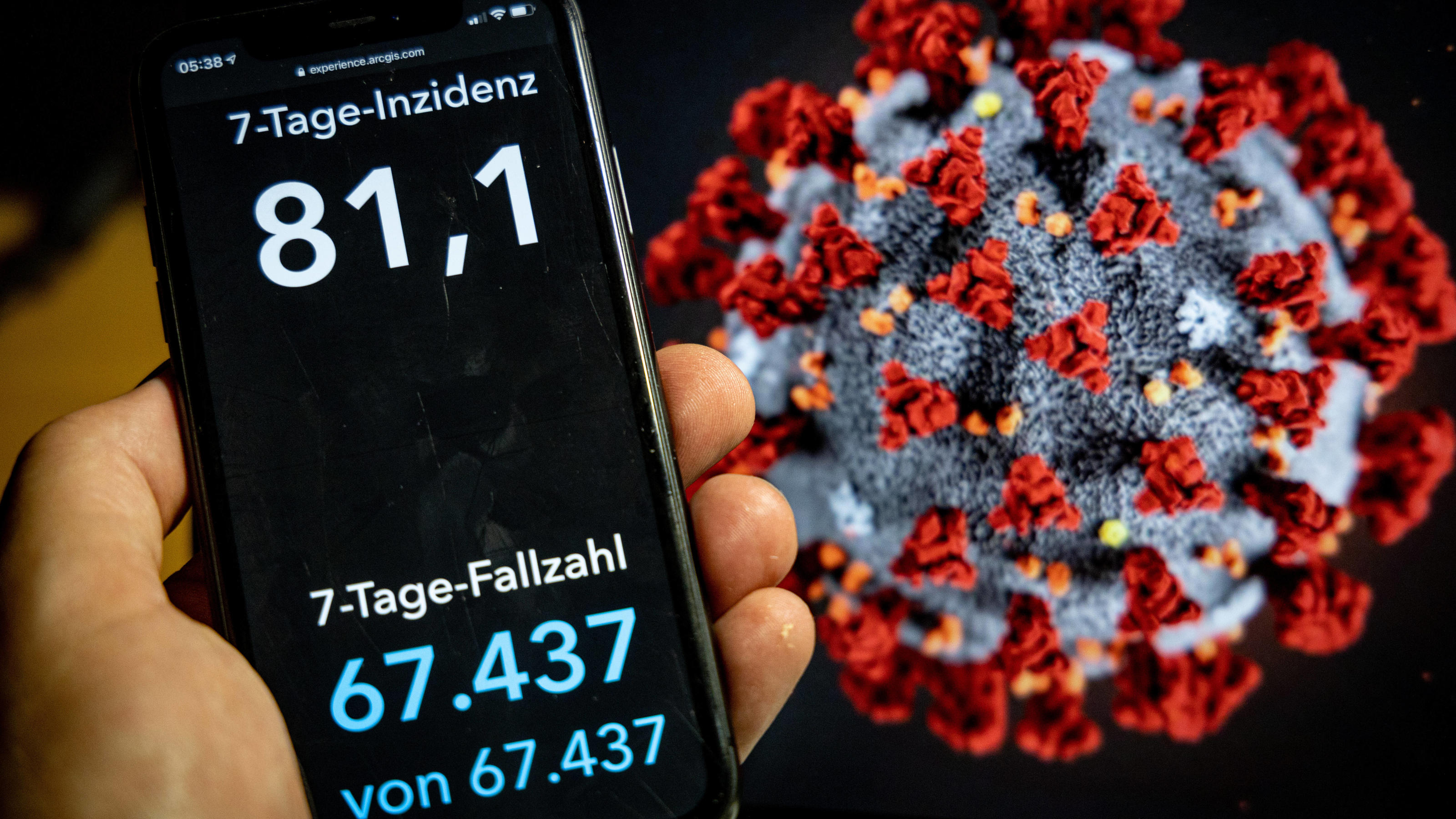 Warum die Corona-Inzidenz im Osten so hoch ist und im Westen so niedrig Coronavirus in Deutschland - Covid-19-Dashboard des Robert Koch-Institut 14.09.2021: Robert Koch-Institut: 7-Tage-Inzidenz 81,1. 7-Tage-Fallzahl 67.437. COVID-19-Fälle 4.089.476. Zugang um 6.325 gegenüber dem Vortag. COVID-19-Todesfälle 92.686. Zugan