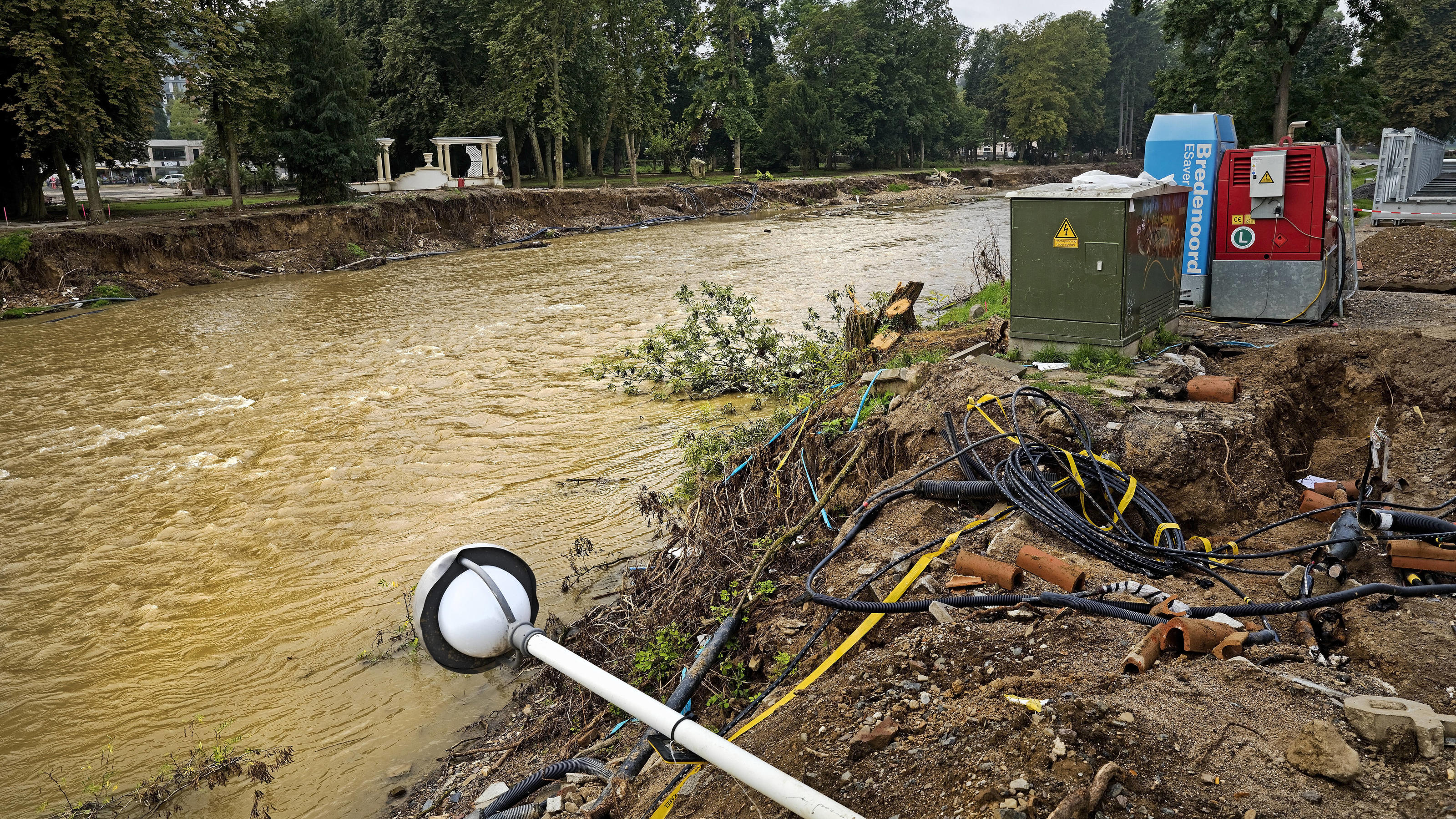 UN stellt dramatische Klima-Prognose: zerstoerte Infrasstruktur an dem Fluss Ahr, Zerstoerungen durch die Flutkatastrophe am 14/15-07.2021 im Ahrtal, Deutschland, Rheinland-Pfalz, Eifel, Bad Neuenahr-Ahrweiler destroyed river banks, destructions in Ahr Valley after flood disaster at 2021