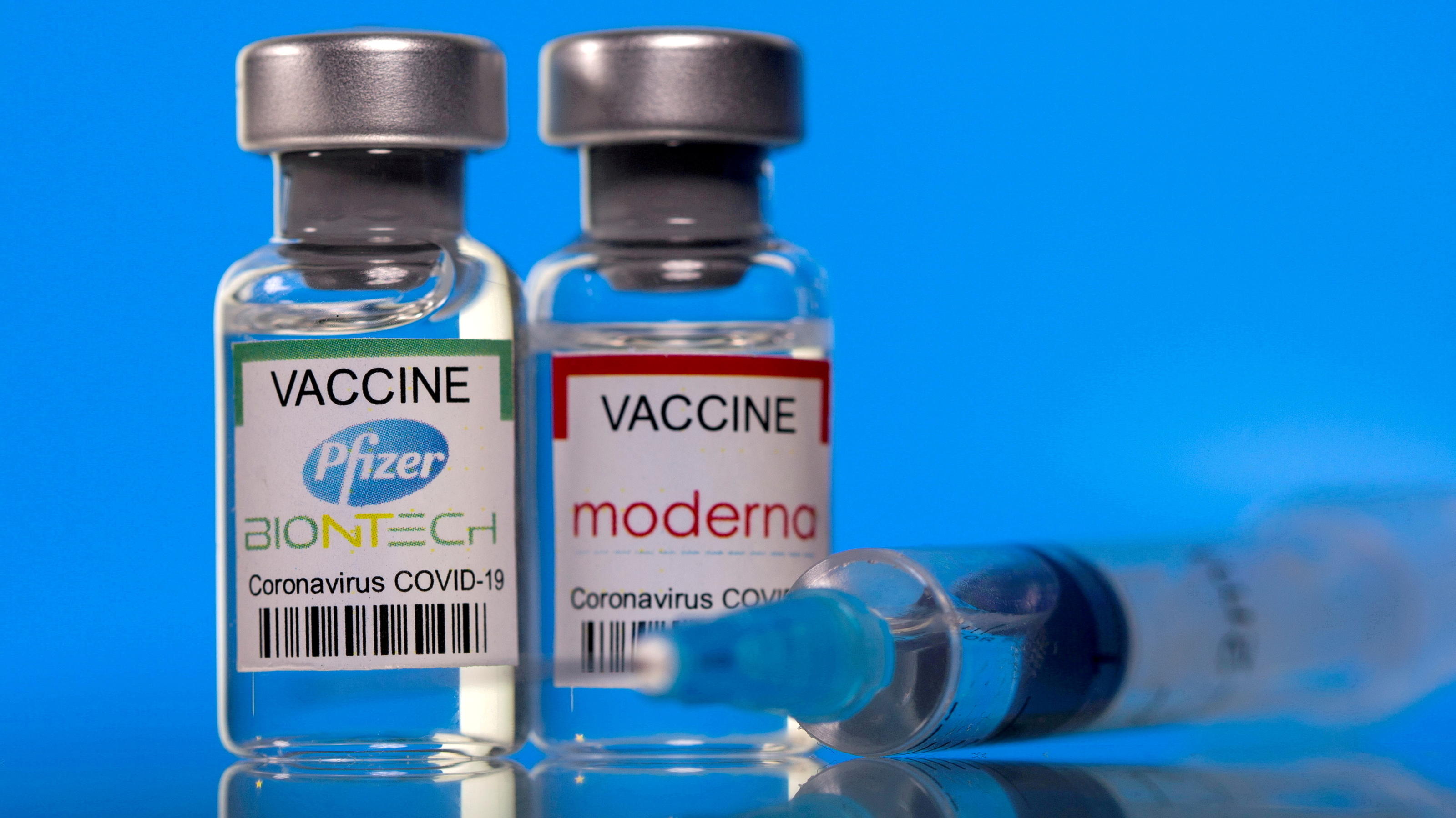 US-Studie: Moderna schützt länger als Biontech vor schwerem Corona-Verlauf FILE PHOTO: Vials with Pfizer-BioNTech and Moderna coronavirus disease (COVID-19) vaccine labels are seen in this illustration picture taken March 19, 2021. REUTERS/Dado Ruvic/Illustration//File Photo