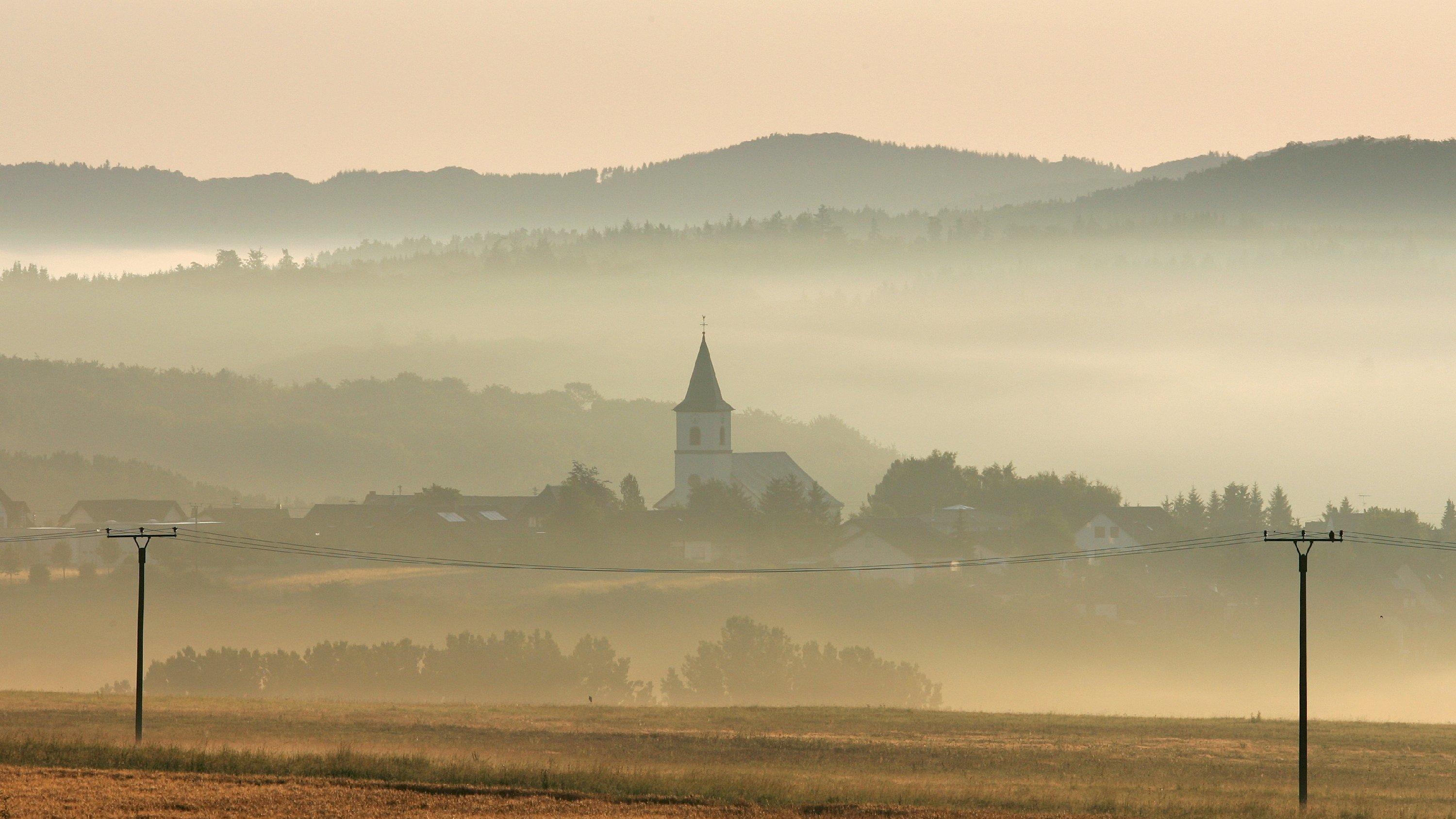 Laut Forschern: Vulkanausbrüche auch in der Eifel noch möglich Über Nebelschwaden geht die Sonne am Montagmorgen (23.07.2007) über Üxheim in der Vulkaneifel an der Landesgrenze von Nordrhein-Westfalen und Rheinland-Pfalz auf. Der Morgen beginnt in Nordrhein-Westfalen überwiegend freundlich, aus Richtung Eifel zi
