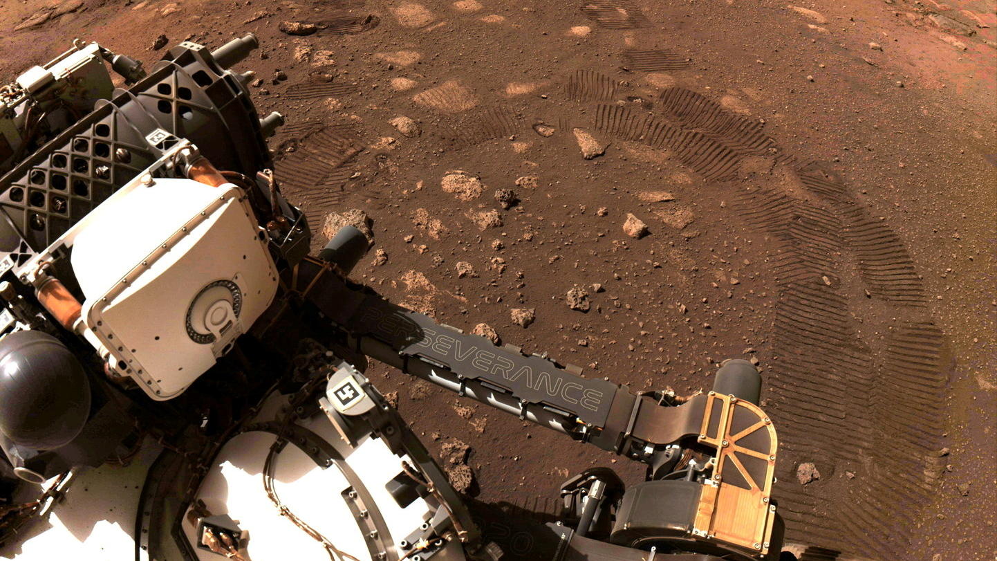 Leben auf dem Mars: Wüstenplanet von Anfang an dem Untergang geweiht FILE PHOTO: Wheel tread marks are left in the soil of Jezero Crater on Mars, as NASA's Mars rover Perseverance drives on Martian surface for the first time, in this March 4, 2021 image supplied to Reuters. Image taken March 4, 2021. NASA/JPL-Caltech/