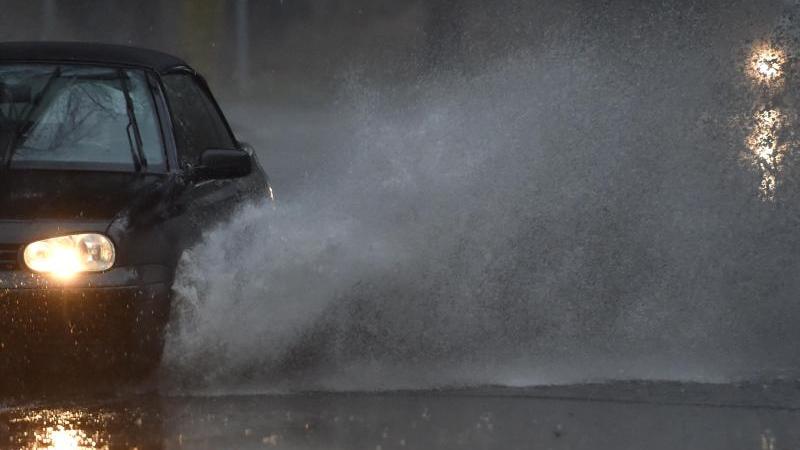 Unwetternacht: Tief „WALDI” mit teils heftigen Gewittern vor allem in Bayern, Thüringen Sturm und Regen Symbolbild