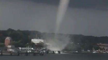 „So etwas ist absolut nicht vorherzusagen“ - Tornado wütet in Kiel dpatopbilder - 29.09.2021, Schleswig-Holstein, Kiel: Das Videostandbild zeigt einen Tornado am frühen Abend über Kiel. Der Tornado hat nach Angaben der Polizei am frühen Mittwochabend in Kiel mehrere Menschen durch die Luft gewirbelt und ins Wasser g