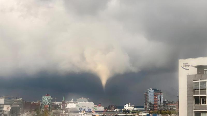 Einheimische und Urlauber staunen über gewaltiges Naturspektakel Tornado