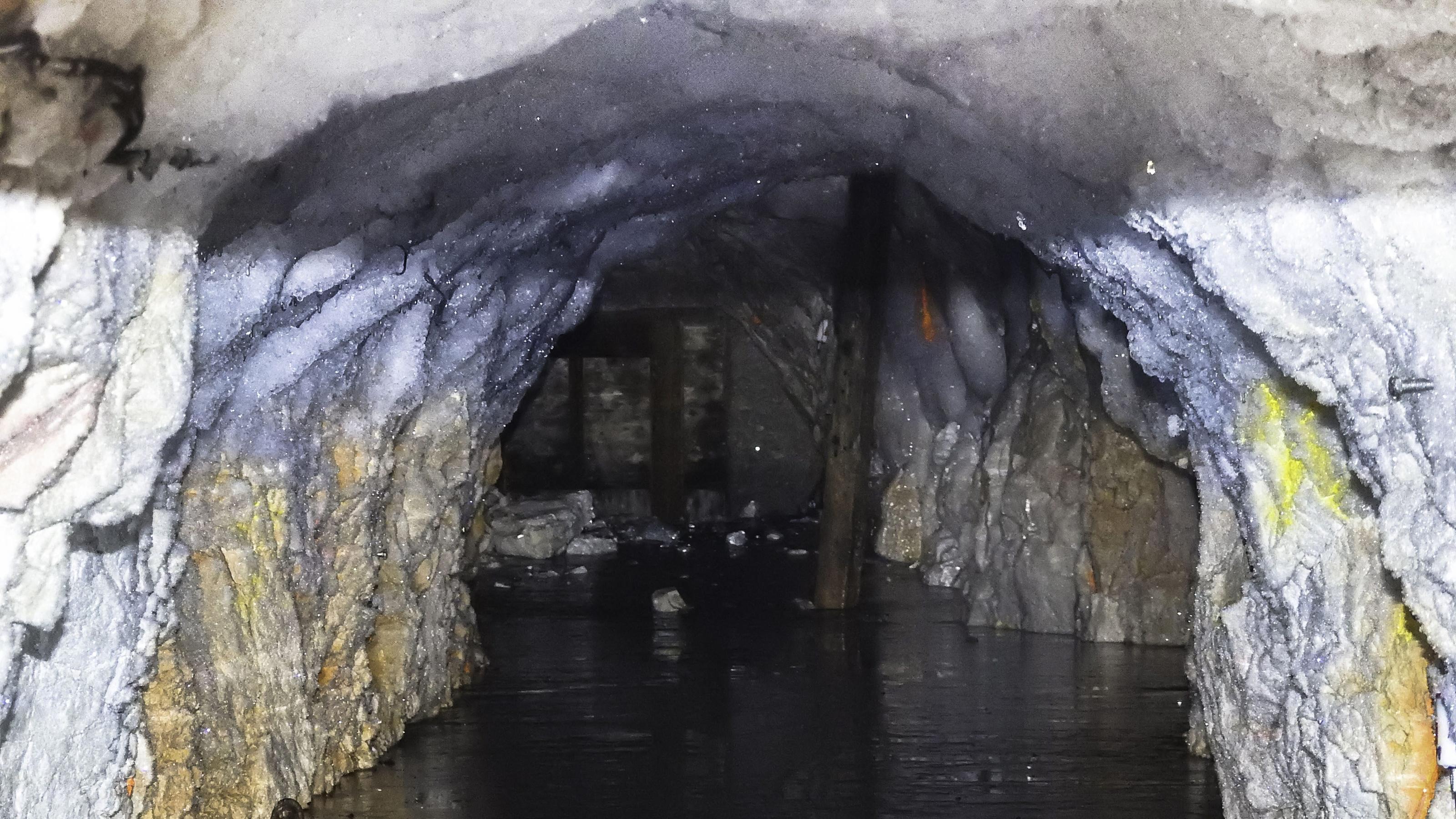 Der Permafrost in den Alpen taut auf: Felsstürze und Muren sind die Folge Dauerfrost im Tunnel unter Zugspitze - wann taut's hier?