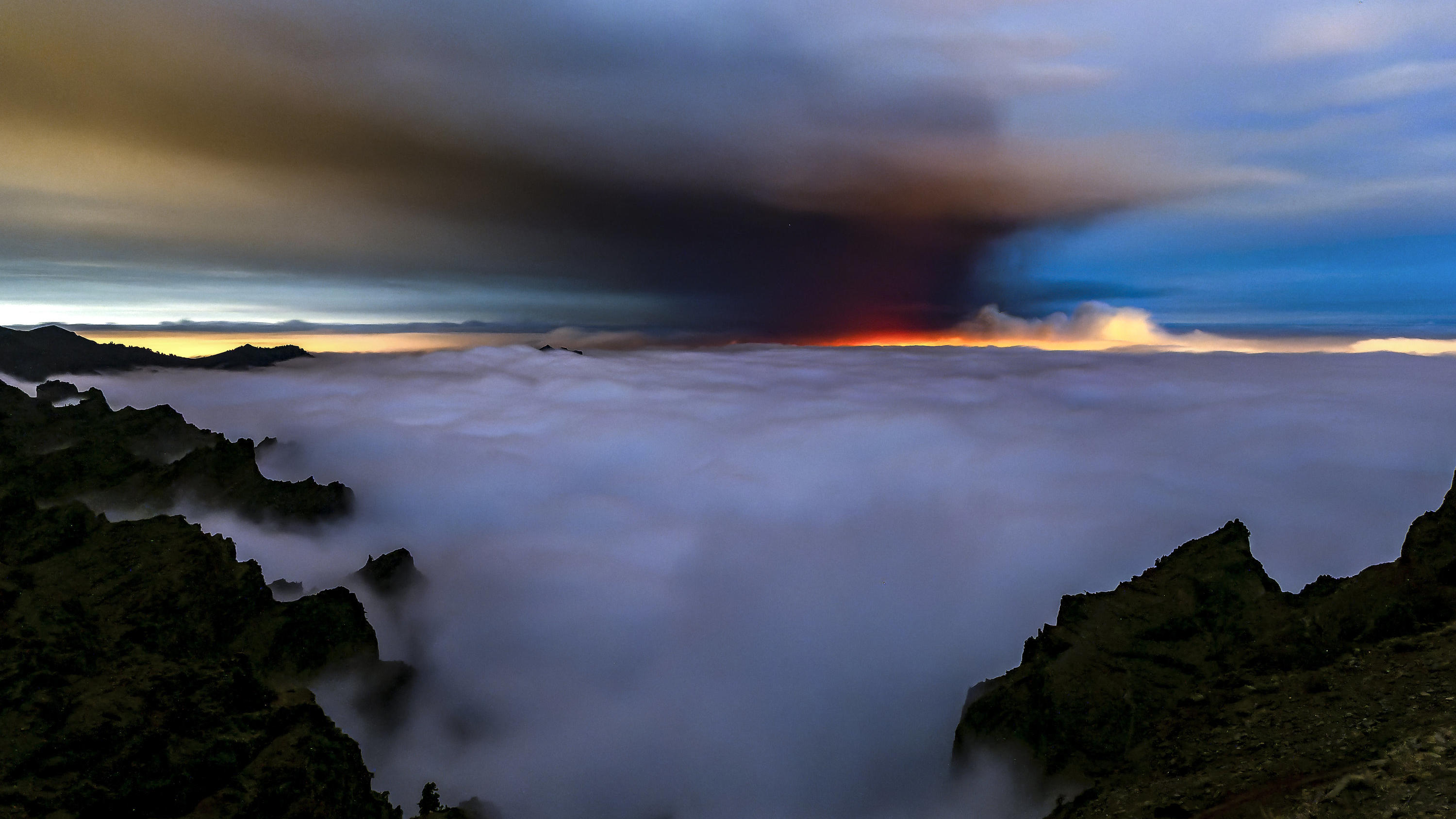 La Palma kommt nicht zur Ruhe: Erdbeben und Lava-Nebenstrom auf der Urlaubsinsel dpatopbilder - HANDOUT - 22.09.2021, Spanien, La Palma: Der Vulkan von La Palma stößt Asche- und Schwefeldioxidwolken aus. Der Vulkan Cumbre Vieja, der am 19. September 2021 ausgebrochen war, verwüstet seit mehreren Tagen Hunderte von Häusern und hek