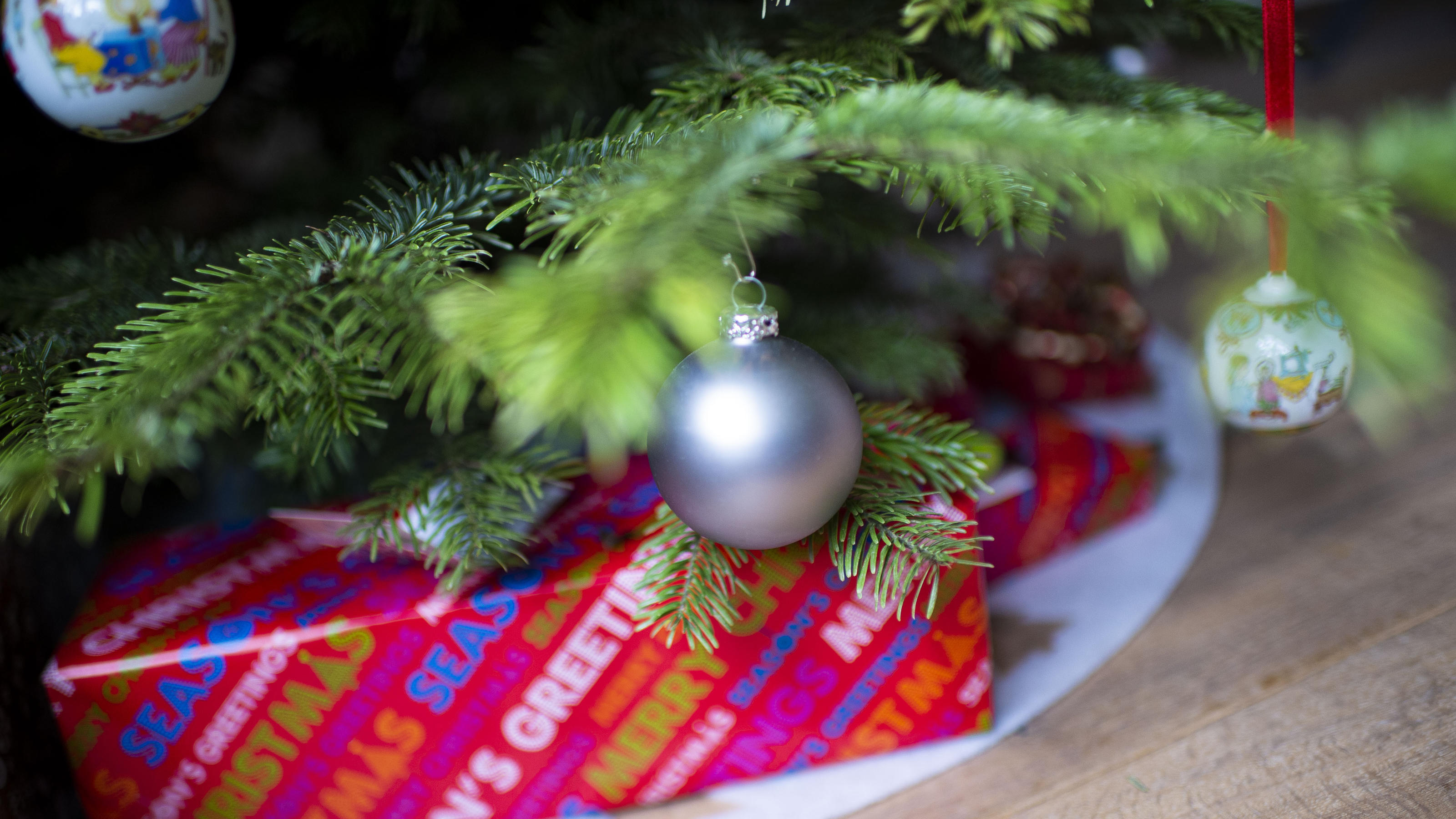 Lieferengpässe bei beliebten Weihnachtsgeschenken: Das müssen Sie jetzt wissen! Feature Weihnachtsgeschenke: Geschenke liegen unter einem Tannenbaum, die weihnachtlich geschmückt ist. Foto: Wedel/Kirchner-Media