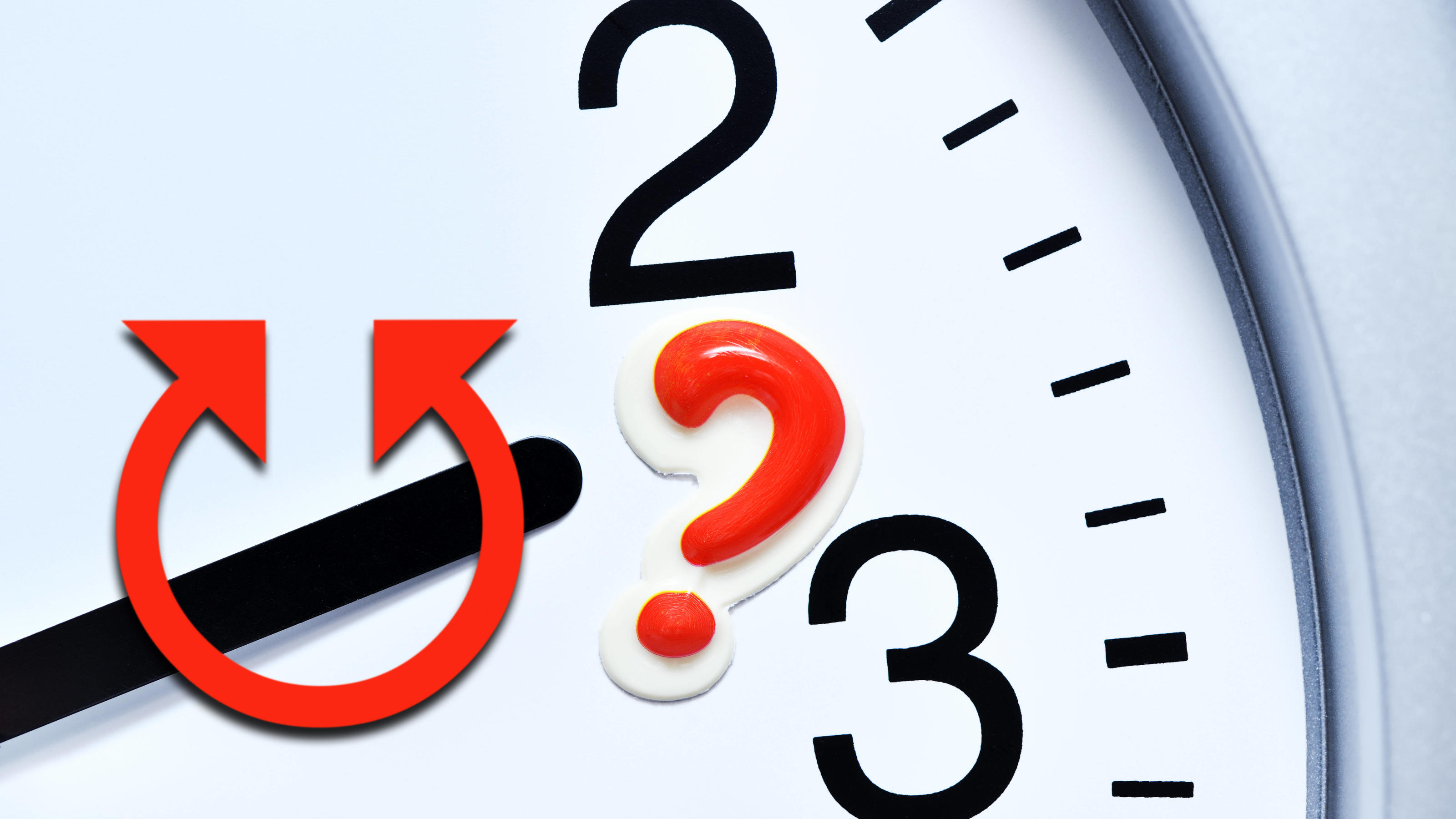 Schon wieder Zeitumstellung: Sollte die nicht abgeschafft werden? FOTOMONTAGE, Uhr mit Fragezeichen und Pfeilen, Zeitumstellung *** PHOTOMONTAGE, clock with question marks and arrows, time change