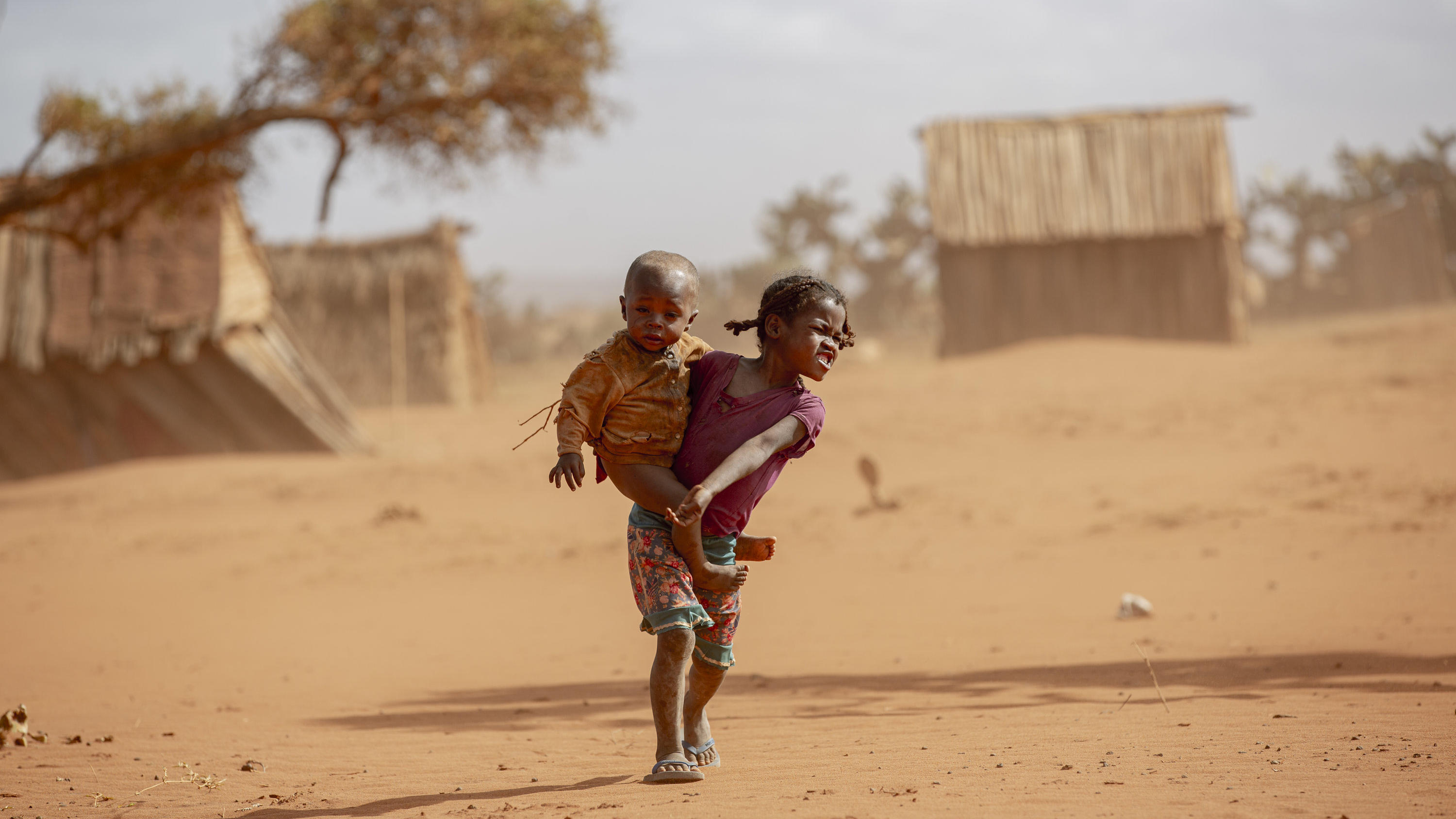 Klimawandel: Wie viel globale Erwärmung werden wir noch erleben? ARCHIV - 11.06.2021, Madagaskar, Amboasary District: Kinder im Süden Madagaskars. Die schlimmste Dürre seit 40 Jahren gefährdet in dem vor Afrikas Ostküste gelegenen Inselstaat Madagaskar das Leben hunderttausender Menschen.