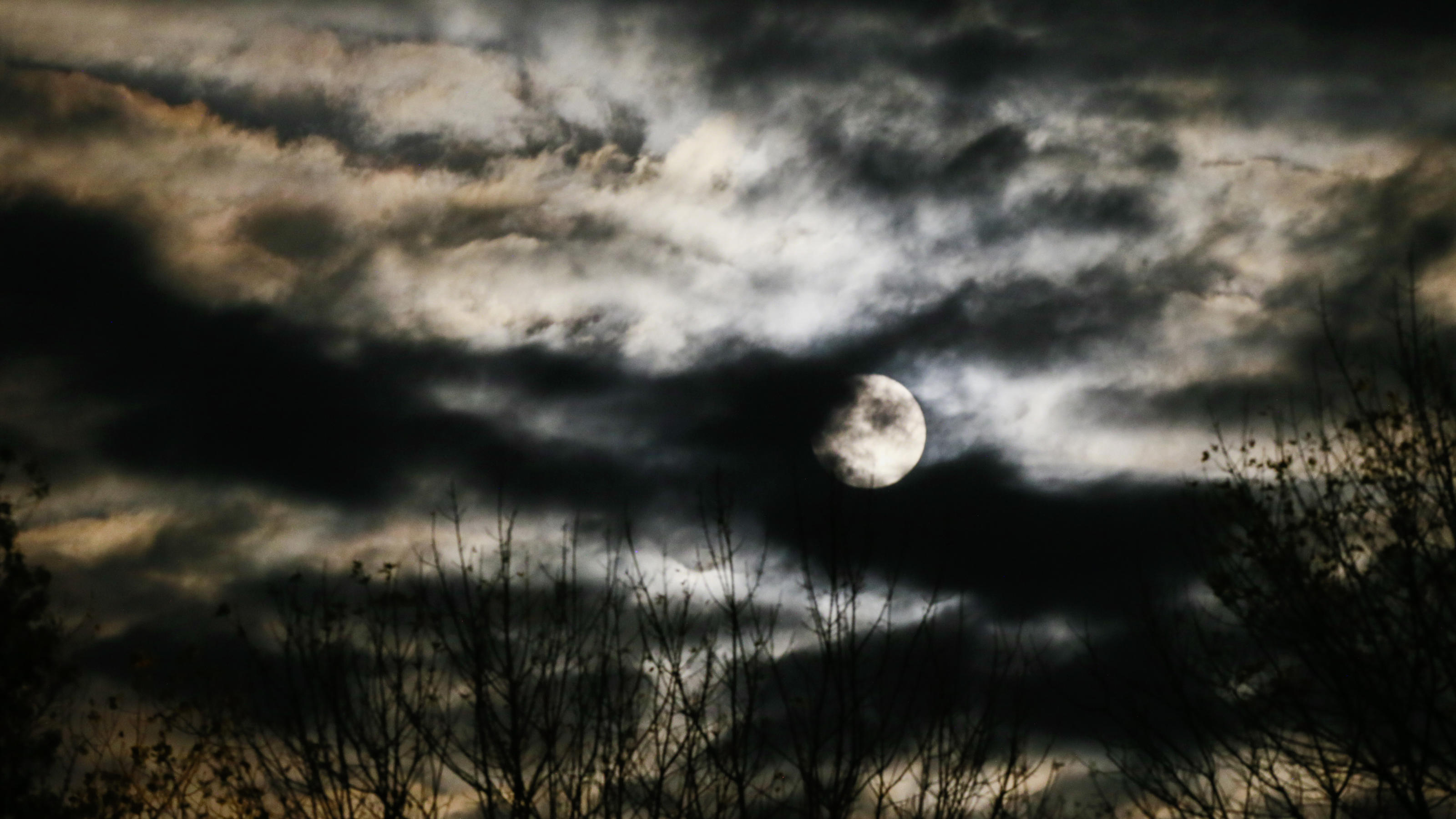 Bringt uns der Jägermond das schlechte Wetter? Nachthimmel, Vollmond hinter Wolken, Jägermond,