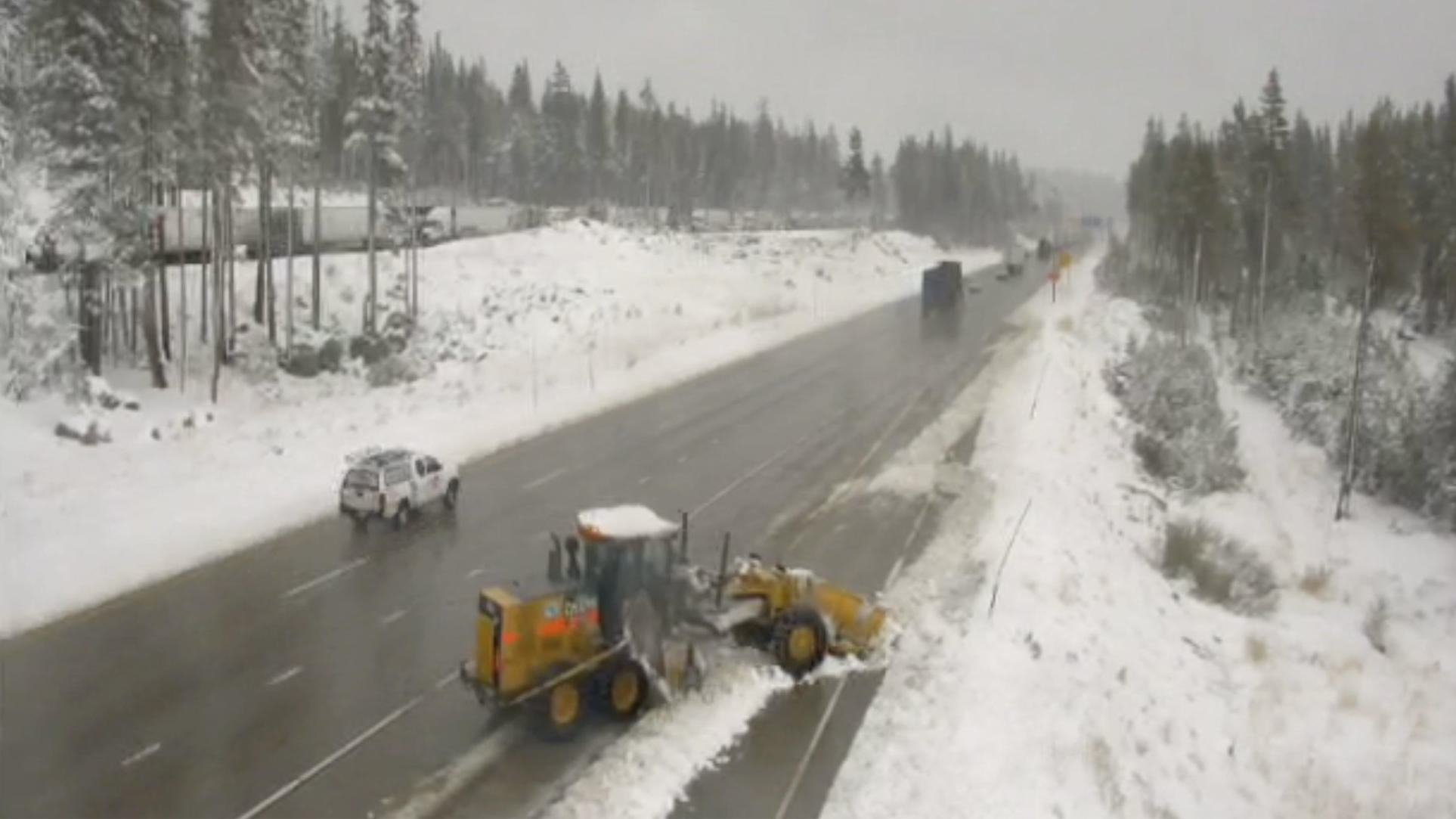 Bomben-Zyklon bringt Erdrutsche, Überschwemmungen und Sturzfluten an US-Küste In this image from a Caltrans remote traffic video camera, snow is cleared from a shoulder lane along Interstate 80 at Donner Summit, Calif., Monday, Oct. 18, 2021. A cold front passing through drought-stricken California brought snow to the northern