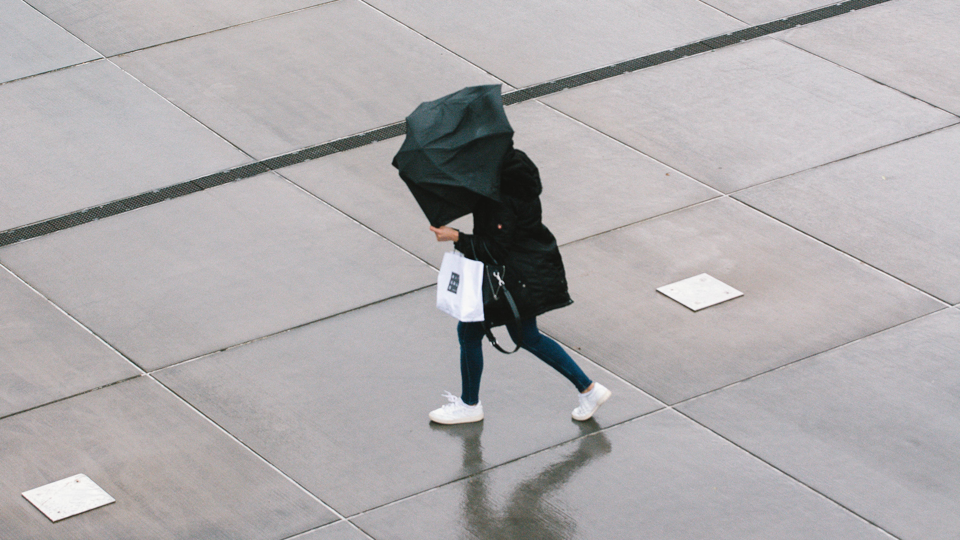 Wetterwechsel bringt Regenwolken und Wind zum Start in den November Autumn Storm Arrives In Cologne a woman walks against wind during the Autumn storm arrives in Cologne Cologne Germany PUBLICATIONxNOTxINxFRA Copyright: xYingxTangx tang-notitle211021_npiqZ