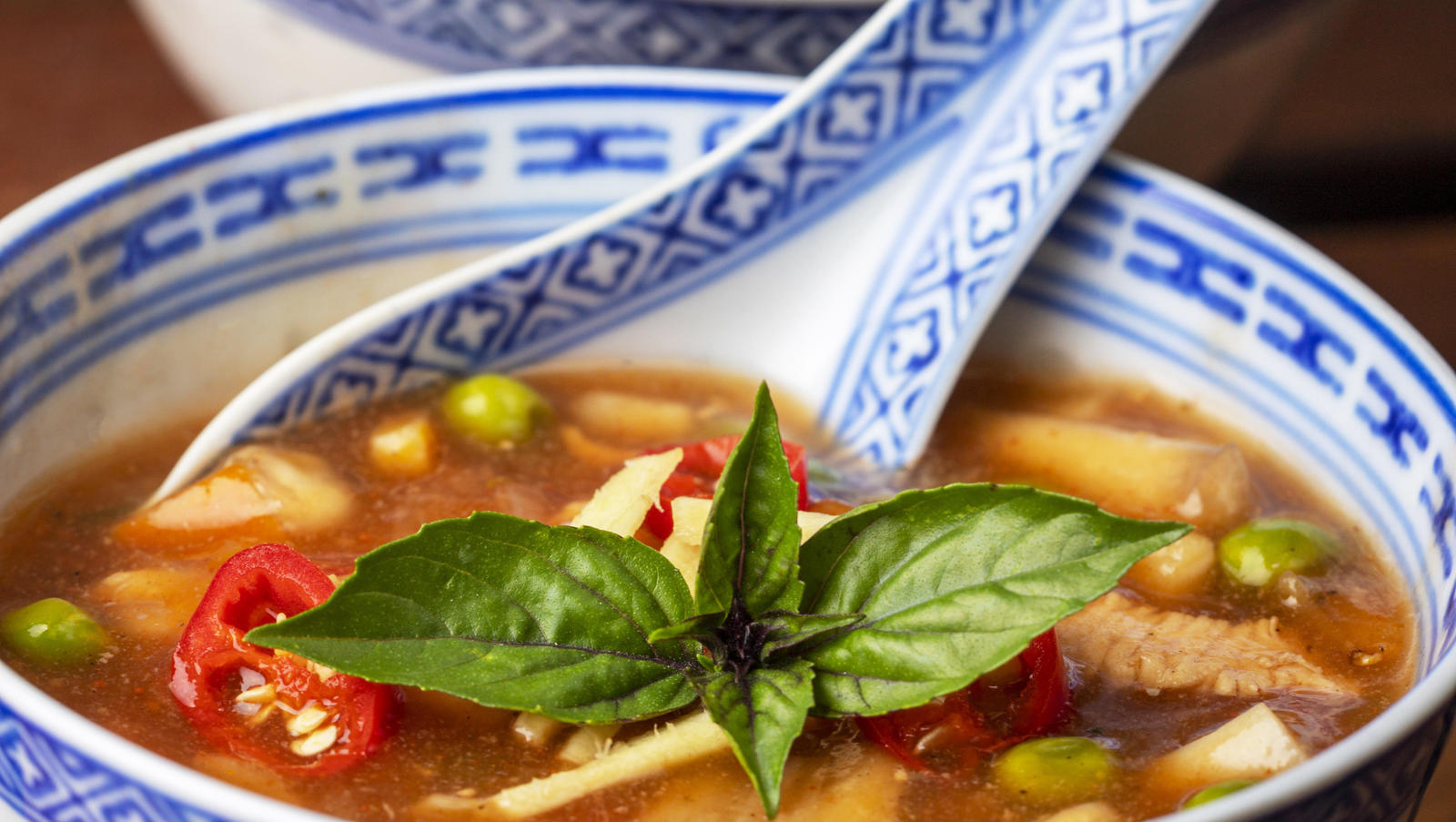 Würzige, asiatische Hühnersuppe: Nicht nur bei Erkältung ein Genuss chinese sweet and sour soup on wood
