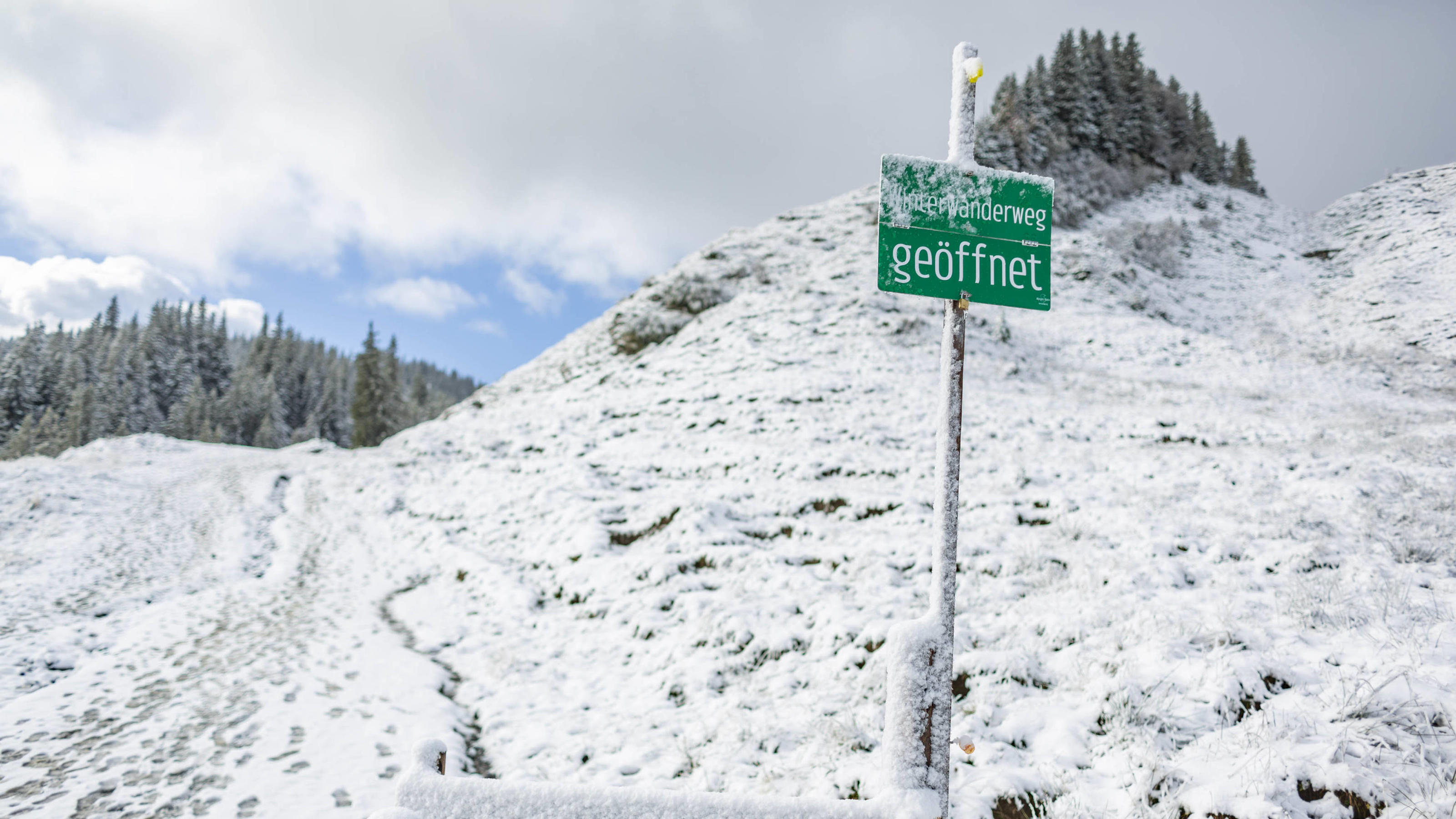 Frühwinter statt Novemberblues mit Schnee auf den Bergen Erster Schnee auf dem Alpspitz Wintereinbruch auf dem 1575 Meter hohen Bergipfel Alpspitz. Viele Menschen zog es zum Wandern in Richtun Gipfel. Dort fiel der erste Schnee.Bayern, 87484 Nesselwang, Germany