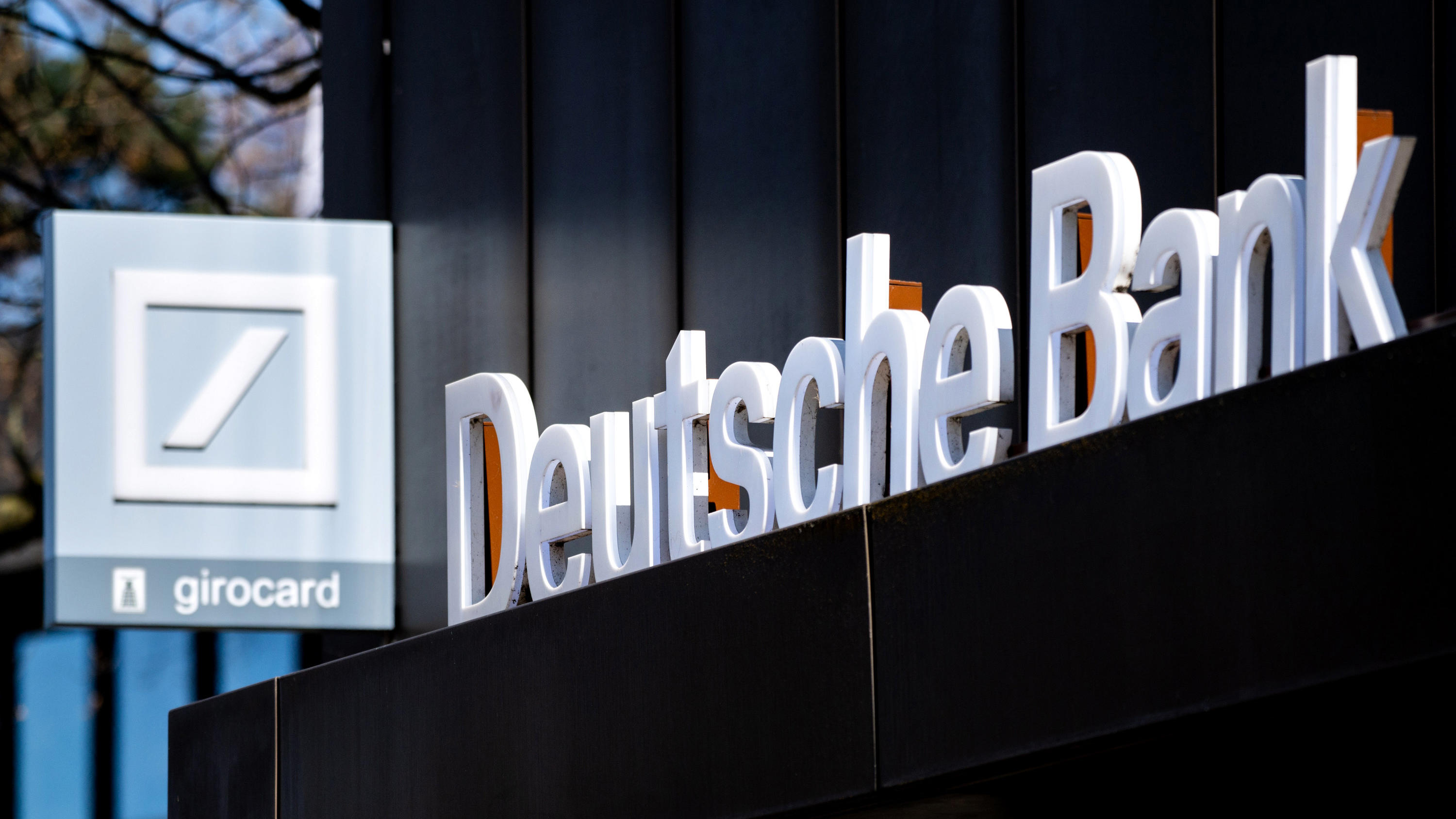 Was soll ich machen, wenn die Bank mit Kündigung droht? ARCHIV - 24.04.2021, Niedersachsen, Oldenburg: Das Logo der Deutschen Bank hängt über dem Eingang an einer Filiale im Stadtzentrum. Seit 2019 baut die Deutsche Bank um. Der Vorstand sieht sich durch die jüngsten Ergebnisse in seinem Kurs bestätigt. D