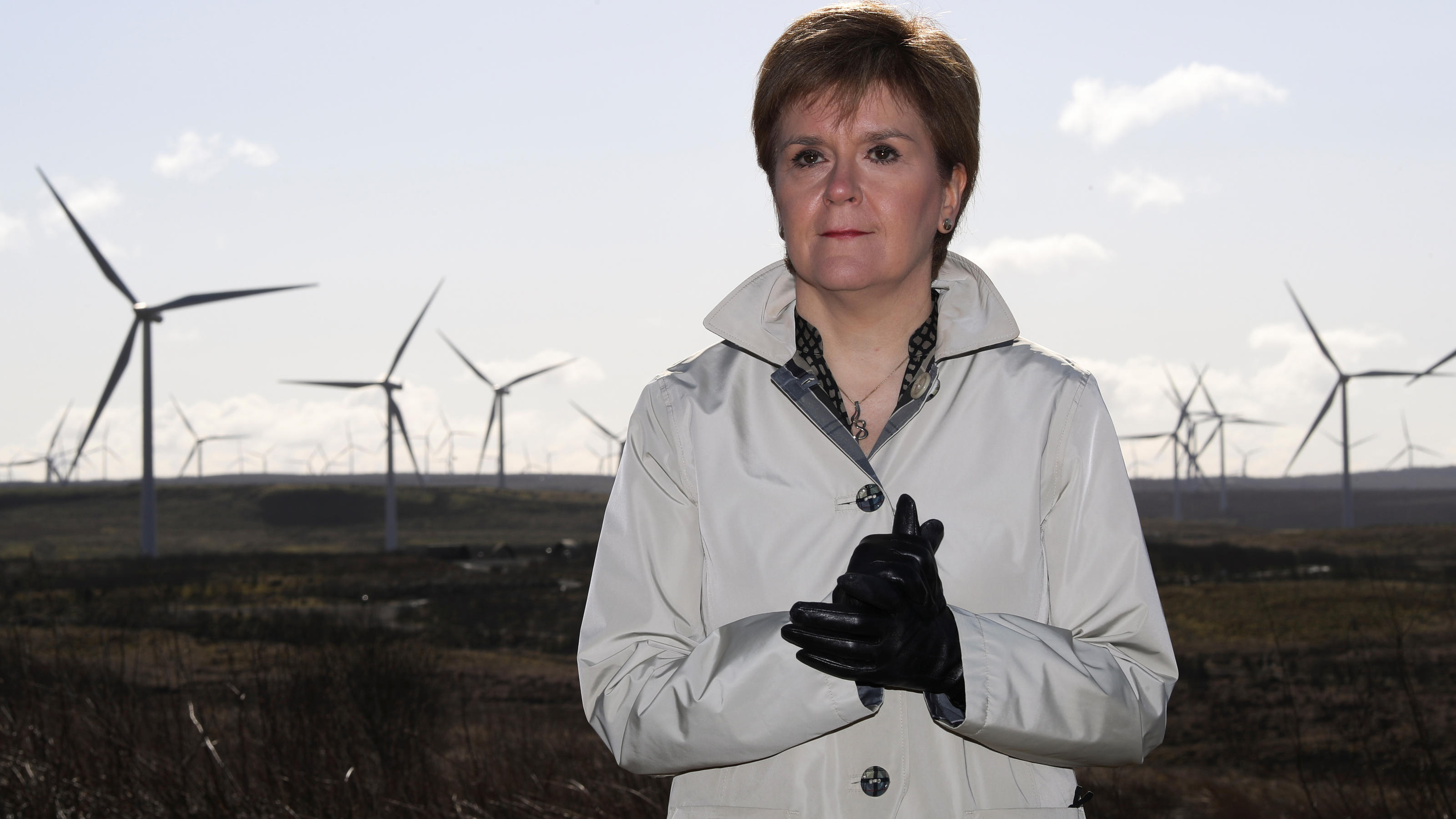 Gastgeber Schottland geht bei den Klimazielen mit gutem Beispiel voran Erste Ministerin Nicola Sturgeon vor einem Windkraftpark, Whitelee Wind Farm