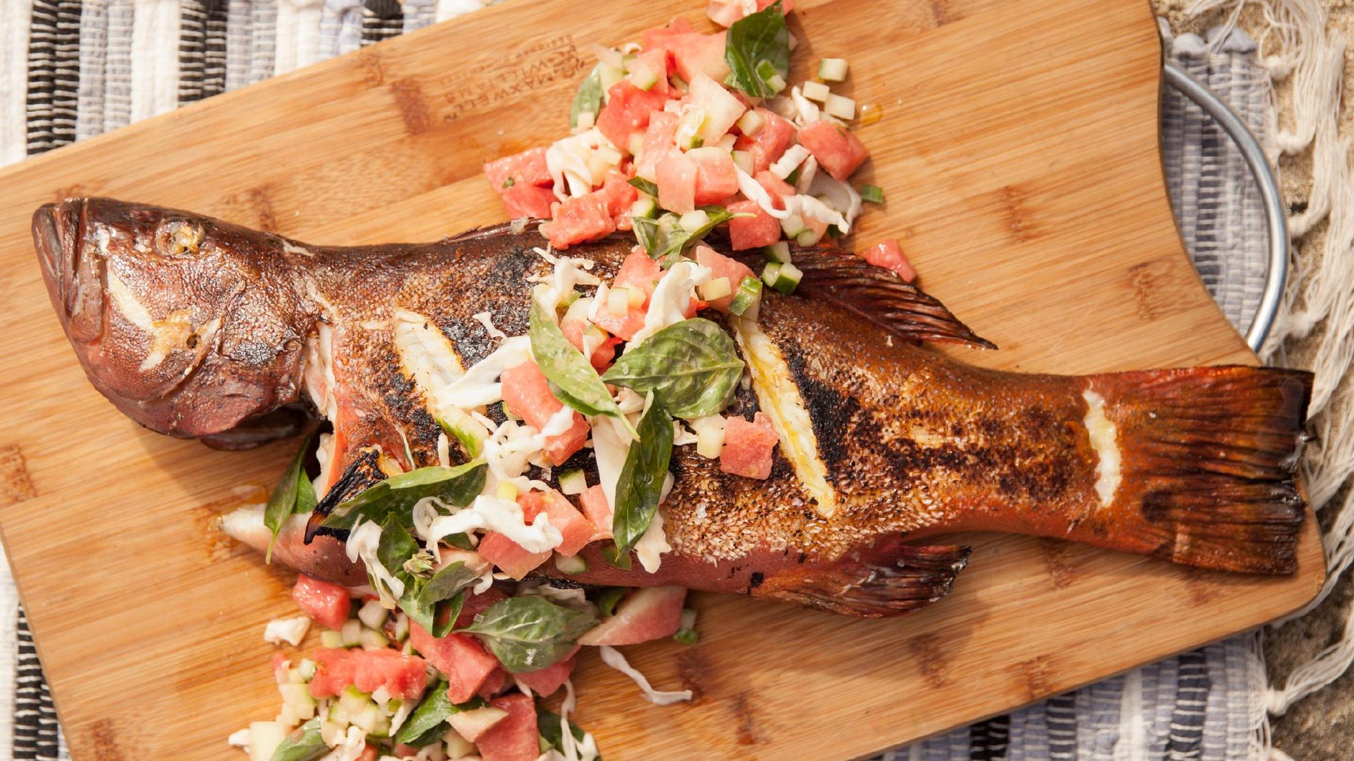 Essen Sie gern Fisch? Dann verdirbt Ihnen das jetzt bestimmt den Appetit Gegrillte Forelle mit Wassermelonen-Salat