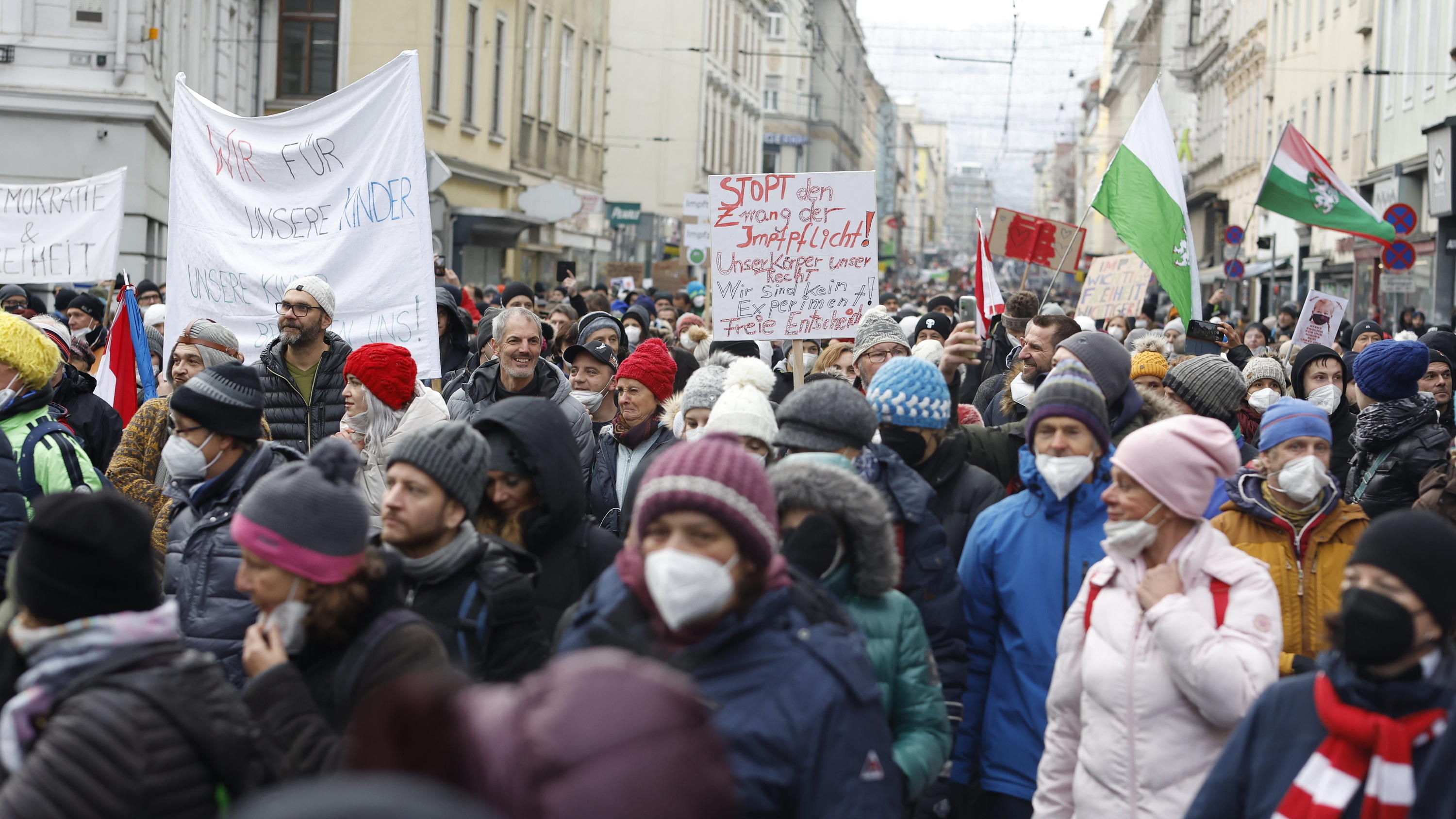 CORONAVIRUS-LIVETICKER - Zehntausende protestieren in Österreich gegen Impfpflicht 27.11.2021, Österreich, Graz: Menschen nehmen an einer Demonstration gegen die Corona-Maßnahmen des Landes teil. Seit dem 22.11.2021 befindet sich Österreich in einem vierten Lockdown. Foto: Erwin Scheriau/APA/dpa +++ dpa-Bildfunk +++