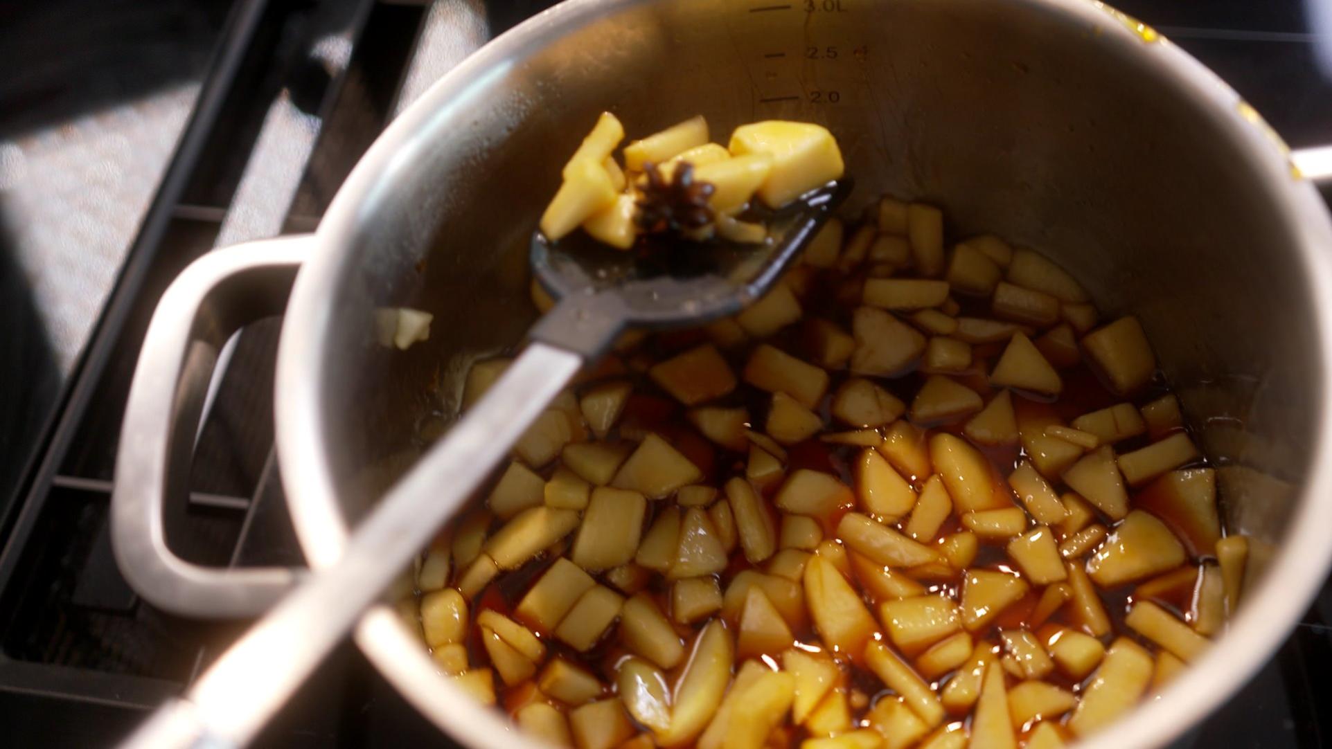Nachhaltig und günstig: Fünf leckere Geschenk-Ideen für Weihnachten Ein leckeres Birnen-Chutney ist nicht schwer zu machen.