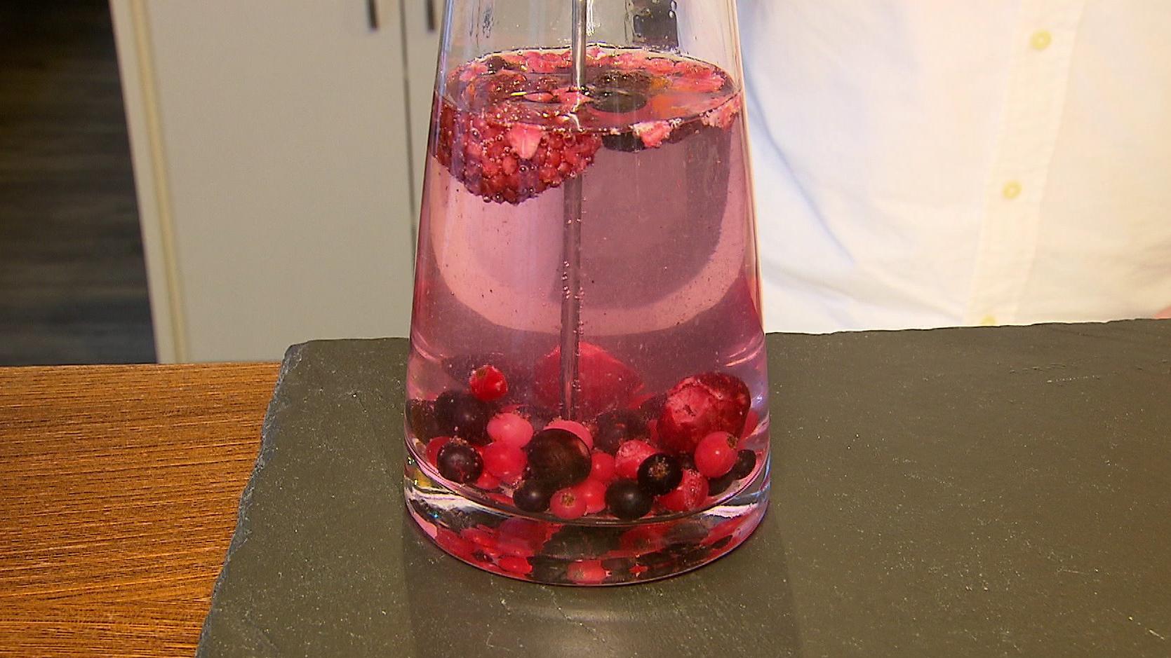 Mit Wasser Immunsystem stärken und Fettpolster killen – so geht’s! Infused Water mit Beeren