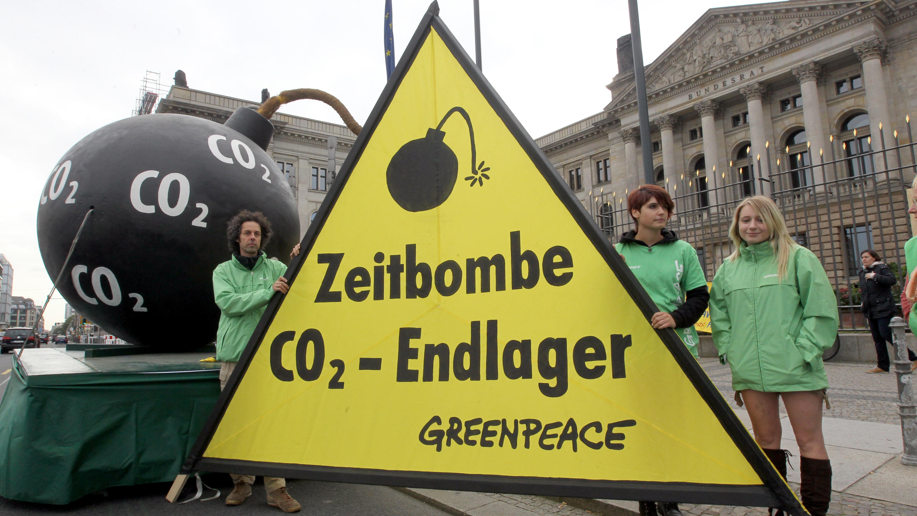 Wenn Einsparungen und erneuerbare Energien nicht reichen - CO2 im Boden speichern Umweltaktivisten von Greenpeace demonstrieren am Freitag (23.09.2011) vor dem Bundesrat in Berlin gegen CO2-Endlager in Deutschland. Der Bundesrat berät am Freitag u.a. über Käfighaltung bei Legehennen und über Kohlendioxid-Verpressung (CCS-Gesetz).