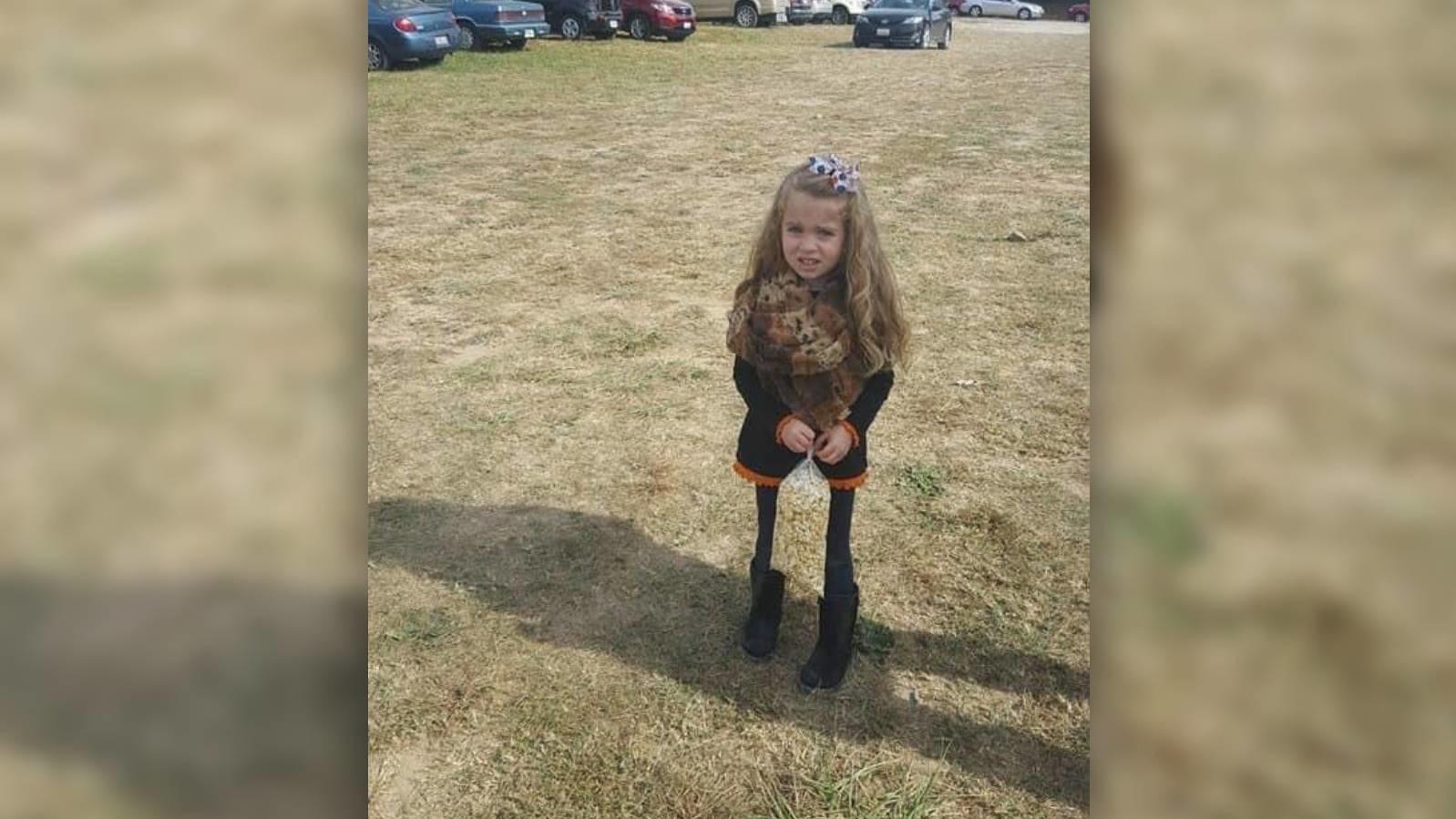 Optische Täuschung: Wieso sehen die Beine des Mädchens so dünn aus? Mädchen mit scheinbar sehr dünnen Beinen steht auf einer Wiese