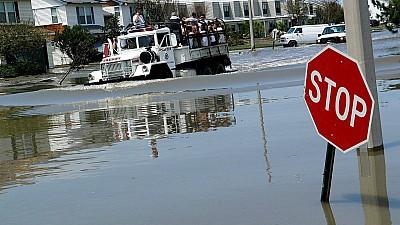 Kommentar zum Klimawandel: Wir spielen Russisch Roulette im Klima-Casino A group of people are rescued Tuesday, 30 August 2005, from the flood waters brought on by Hurricane Katrina in Slidell, Louisiana, some 25 miles (40 kilometers) from New Orleans. Hurricane Katrina made landfall on the Gulf Coast of the United States