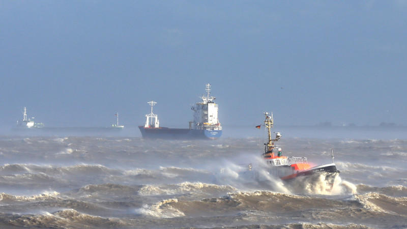Die 3 größten Orkane der vergangenen zehn Jahre Das Lotsenversetzboot 'Kapitän Jürs' kämpft sich am 28.10.2013 bei starkem Sturm durch die Elbe zwischen der Einfahrt zum Nord-Ostsee-Kanal und der Mündung in die Nordsee bei Brunsbüttel (Schleswig-Holstein). Orkantief «Christian» ist am Montag mit b