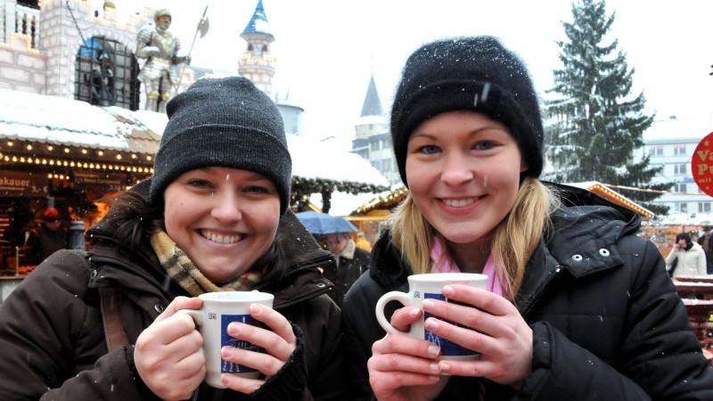 30-Tage-Wettervorhersage vom 21.11.2017: Winter-Comeback am Weihnachtsmarkt: 1. Advent wird kalt Marianna (l) und Isabelle genießen am Montag (24.11.2008) im Schneetreiben den ersten Glühwein auf dem Weihnachtsmarkt in Kassel. Am Abend wird der Märchenweihnachtsmarkt offiziell eröffnet. Kassel und Darmstadt eröffnen die diesjährige Weihnachtsmar