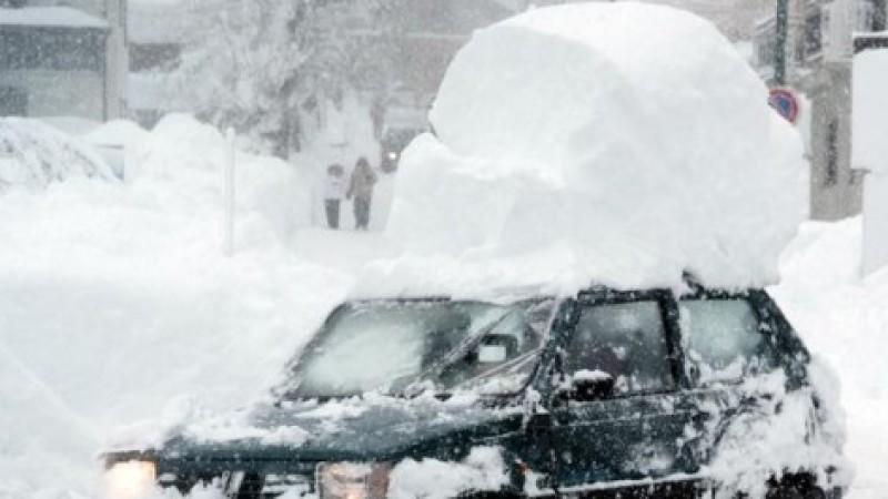 Heftiger Schneefall behindert den Verkehr in Italien, der Schweiz und in Österreich. Heftiger Schneefall behindert den Verkehr in Italien, der Schweiz und in Österreich.