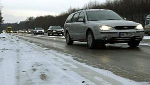 Glatteis: 10 Fahrtipps bei Glätte und Schnee Schnee und Glatteis: So kommen Sie sicher ans Ziel