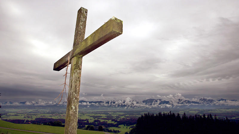 Extremes Wetter in Deutschland: Schnee, Glätte, Hochwasser und Sturm Wolkenverhangen zeigt sich am Freitag (17.08.2007) die Bergkette der Ammergauer Alpen vom Gipfelkreuz des Auerbergs bei Stötten (Schwaben) gesehen. Viele Wolken und spätsommerliche Temperaturen zwischen 15 und 22 Grad bestimmen das Wetter im Süden Ba
