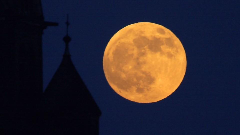 Mond aus Erde entstanden: Neue Erkenntnisse bekräftigen Theorie Mond aus Erde entstanden: Neue Erkenntnisse bekräftigen Theorie