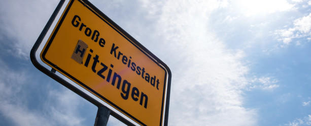 Neuer Allzeit-Hitze-Rekord in Deutschland! Auf dem Ortsschild der Stadt Kitzingen (Bayern) ist am 08.08.2015 das K durch ein H ersetzt worden, woraus sich das Wort «Hitzingen» ergibt. Der Deutsche Wetterdienst hat am 07.08.2015 erneut im bayerischen Kitzingen den deutschen Rekordwert von 40,3