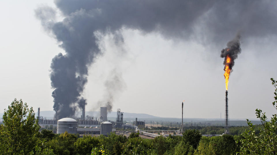 Böhmischer Nebel, Smog und Industrieschnee - Wetter aus der Fabrik Smoke rises from Unipetrol petrochemical plant after an explosion of unidentified chemical substance in Litvinov, 110 kilometres (68 miles) North West of Prague on Thursday, August 13, 2015. Foto: Sulc Jan/CTK/dpa (zu dpa «Brand nach Explosionen in t