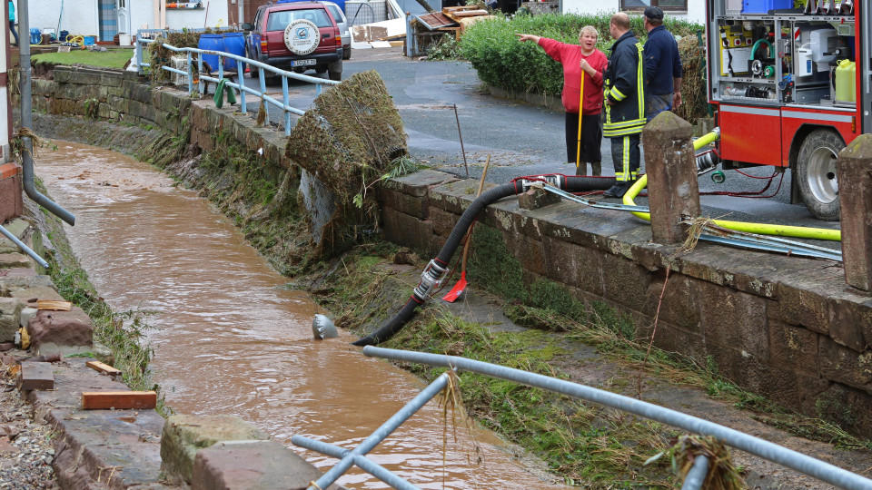 Unwetter fordern Todesopfer Starkregen überflutet Straßen und Keller